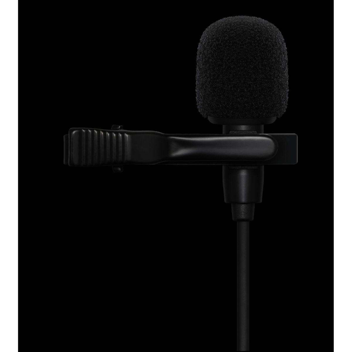 Primer plano de un micrófono negro con una funda de espuma adjunta a un clip negro. Fondo negro.