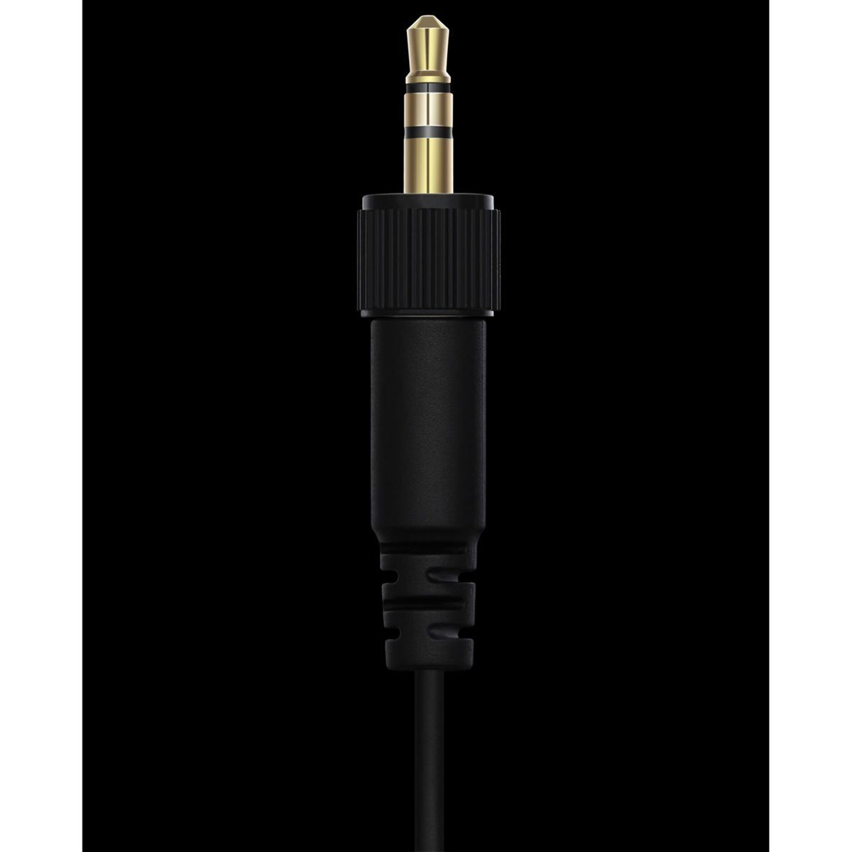 Primer plano de un conector de audio negro con punta dorada.