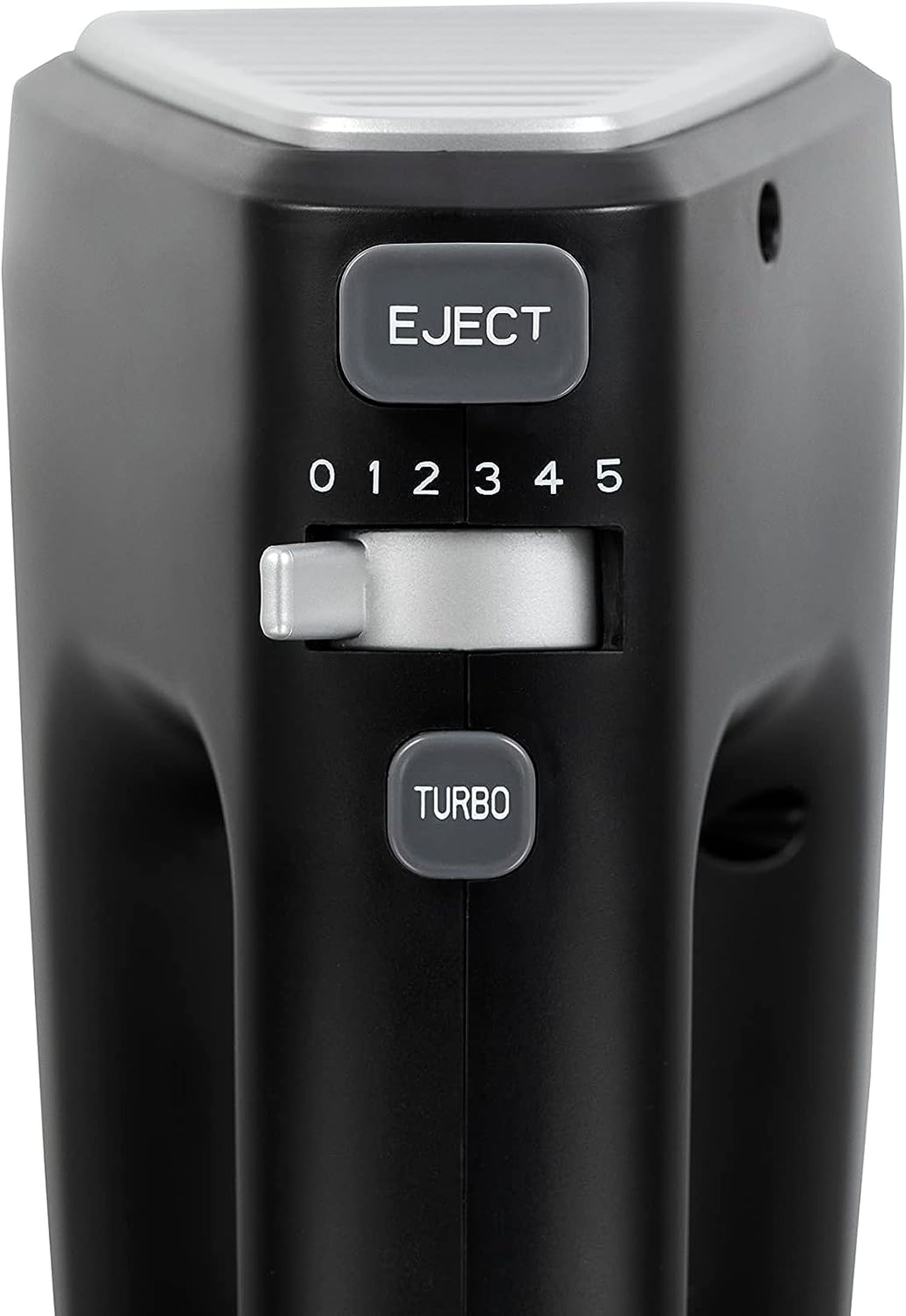 Frullatore a mano nero con impostazioni di velocità e pulsante di espulsione. Numeri 0-5. Pulsante Turbo. Primo piano.