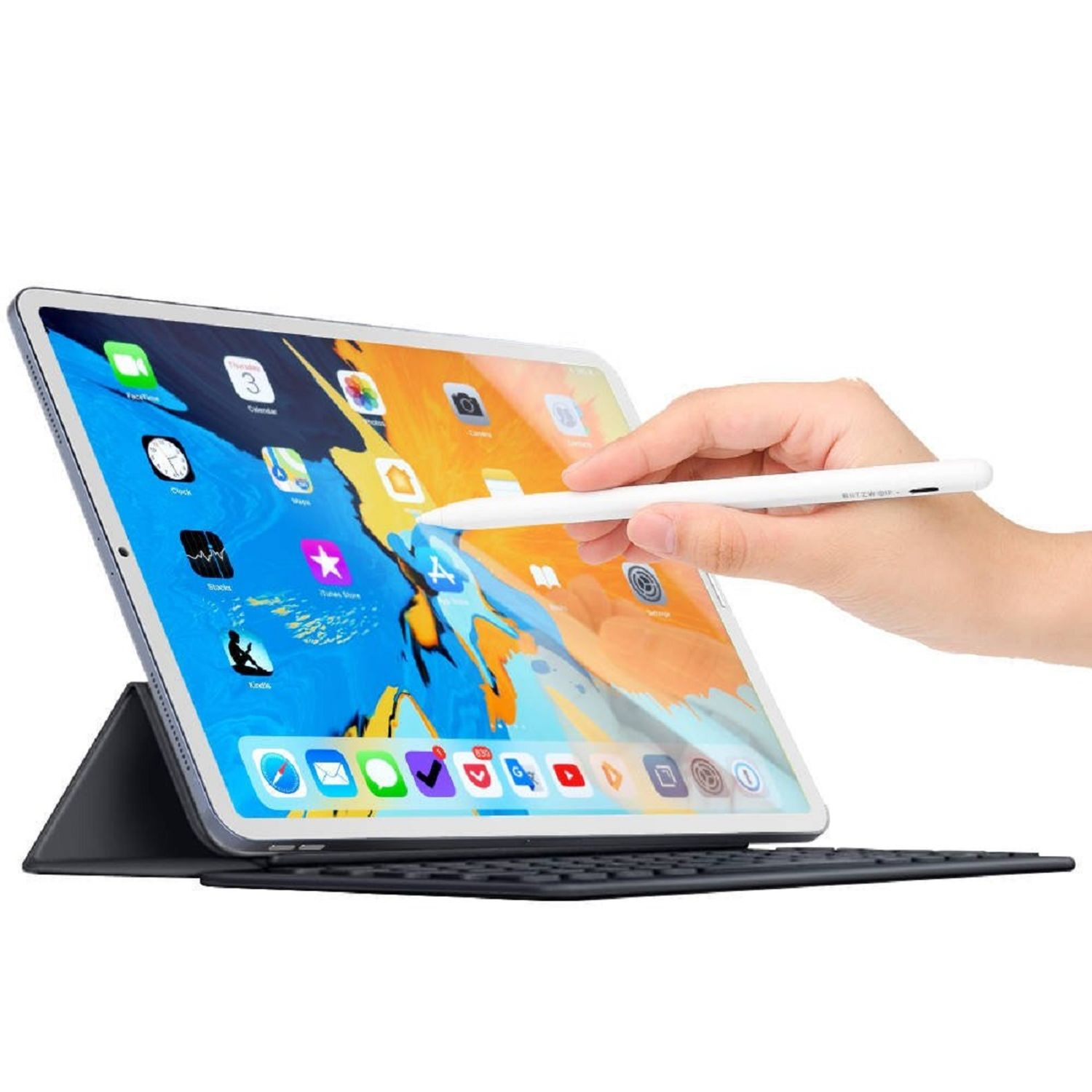 iPad mit Tastatur und Hand, die einen Stift benutzt. Weißer Hintergrund.