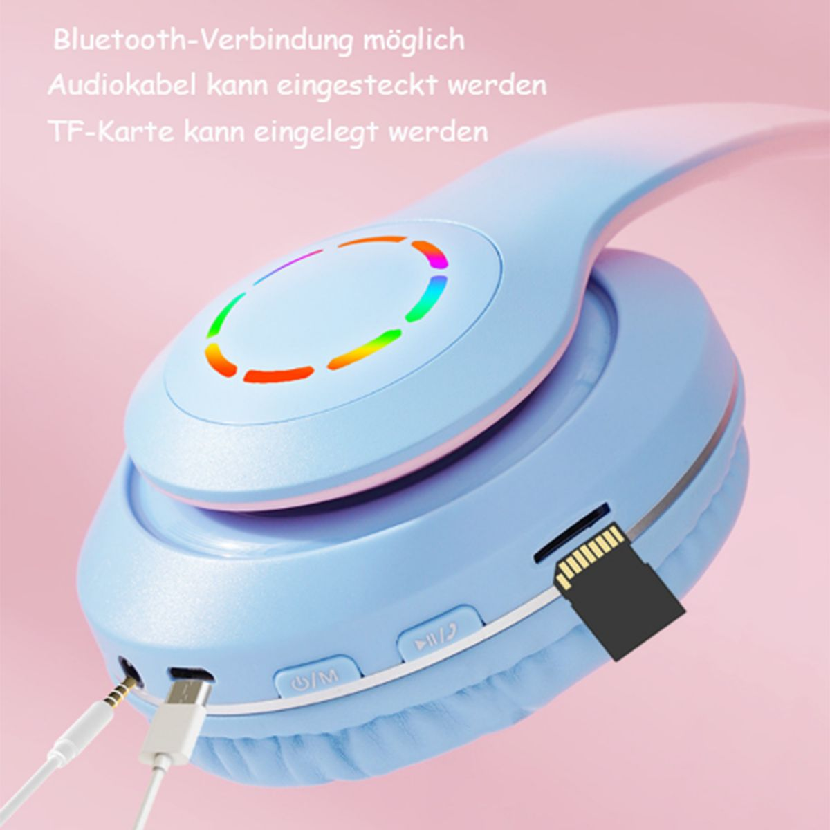 Blaue Kopfhörer mit eingelegter Micro-SD-Karte. Text zeigt Bluetooth-, Audiokabel- und Micro-SD-Karten-Funktionen an.