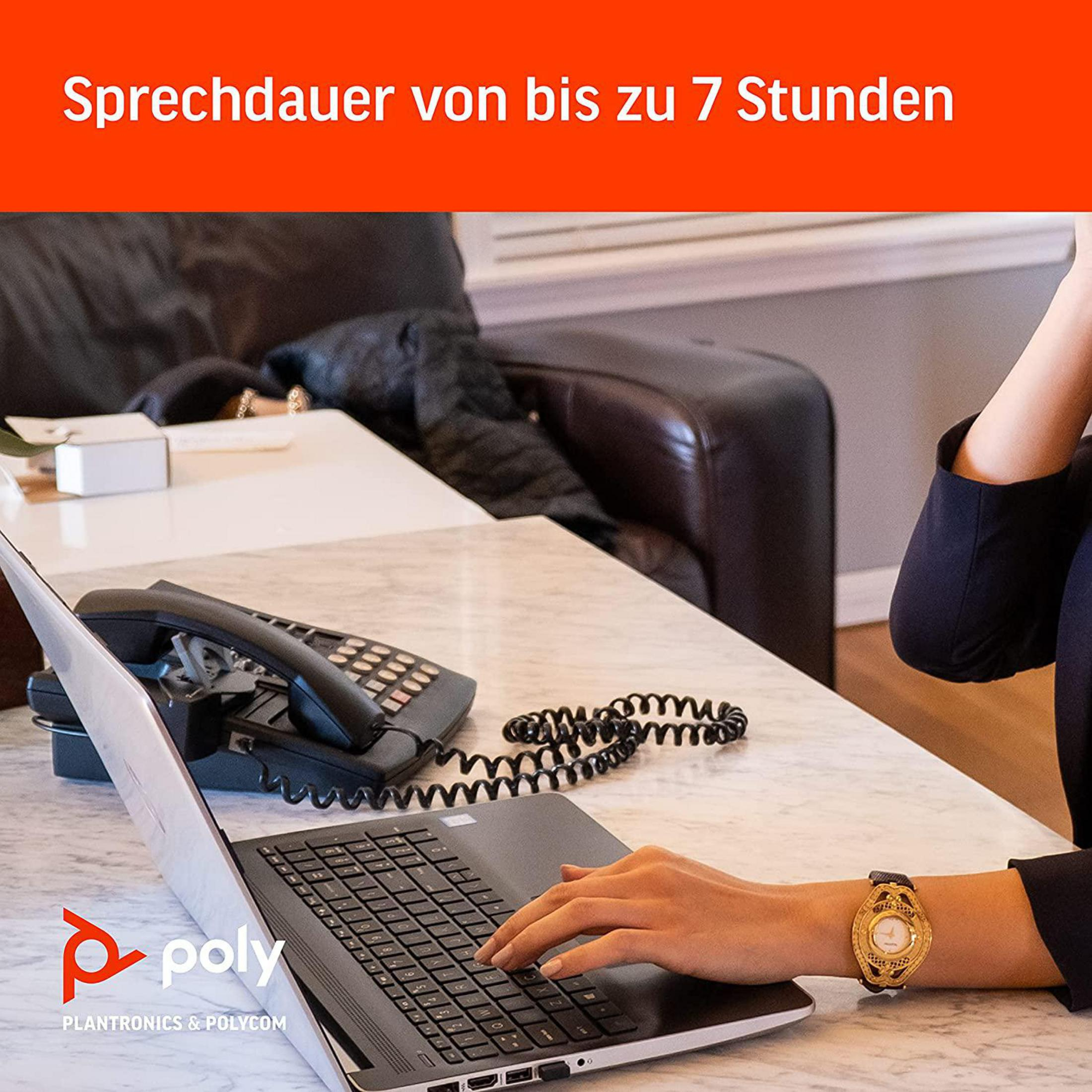 Osoba pisząca na laptopie przy stole z telefonem i zegarkiem. Tekst mówi: Czas rozmowy do 7 godzin.