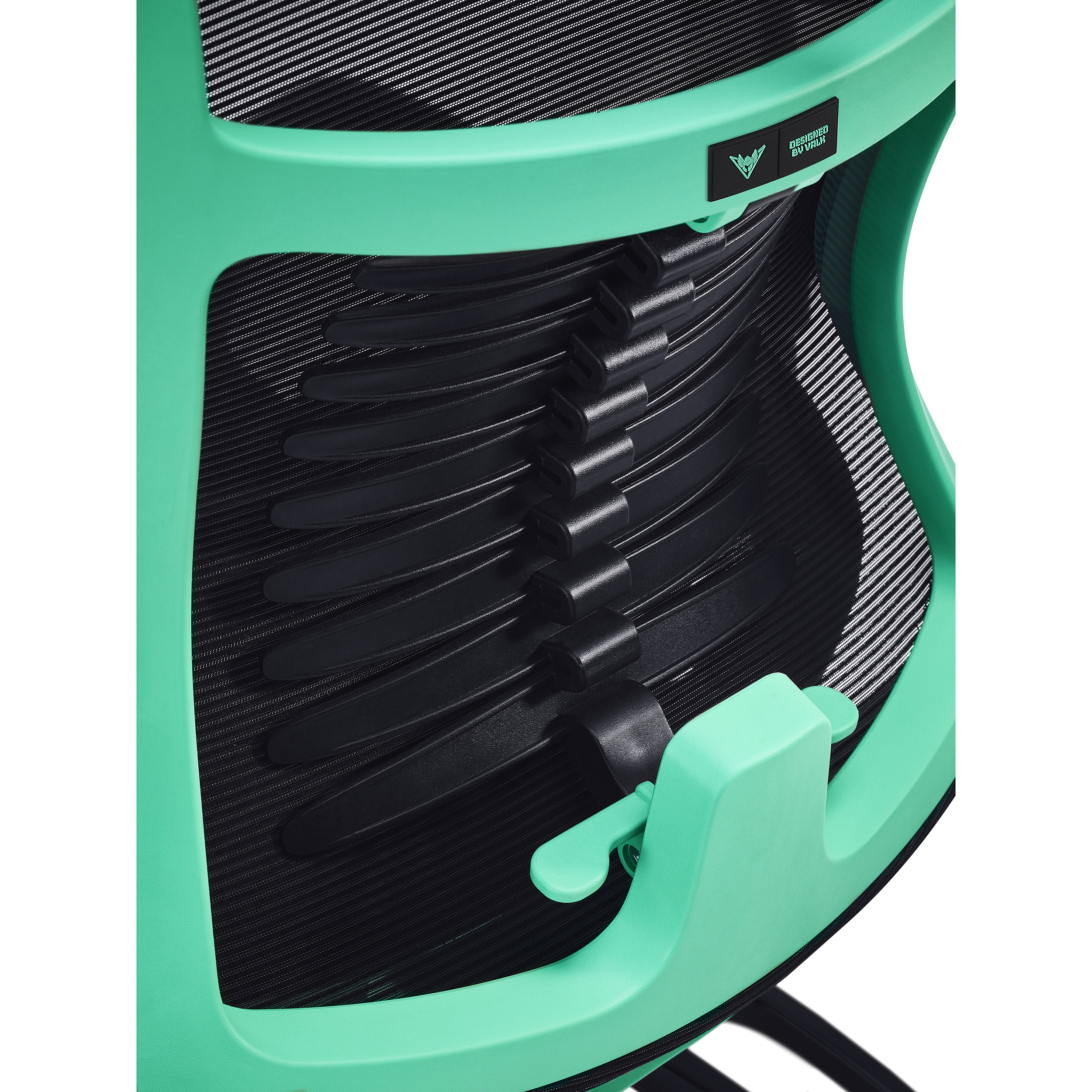 Primer plano de una silla ergonómica verde y negra con respaldo de malla.