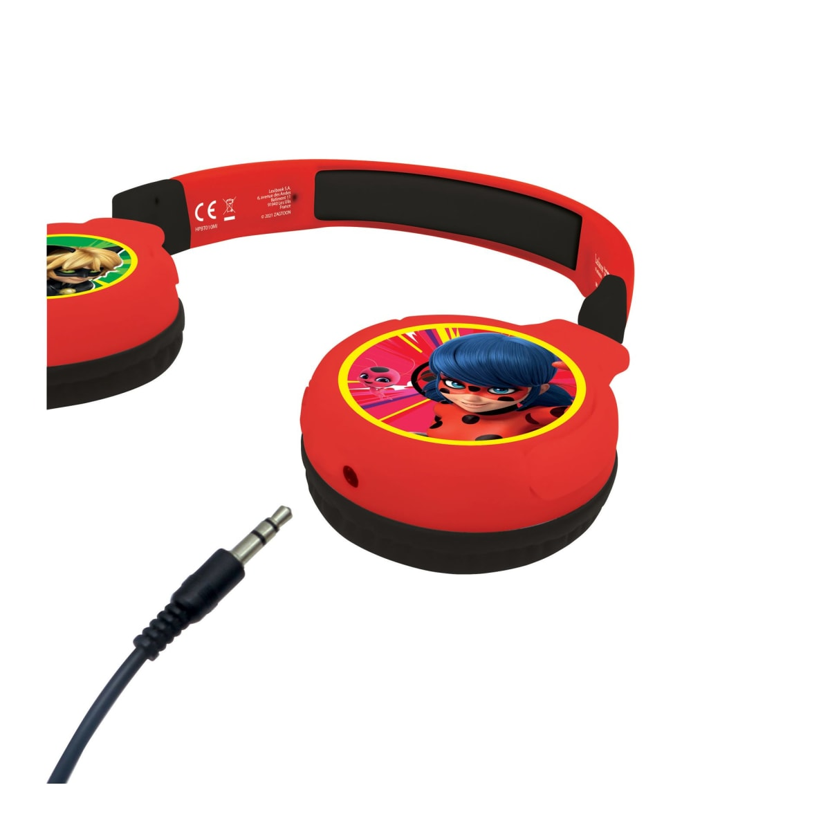 Auriculares rojos con diseño de mariquita, cable con conector. El auricular izquierdo muestra a Cat Noir.