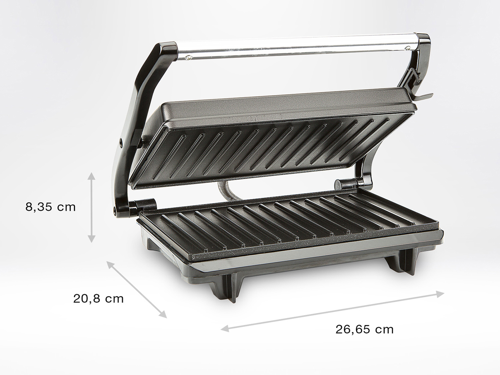 Schwarze, offene Panini-Presse auf weißer Oberfläche. Sie hat einen Griff und Abmessungen in Zentimetern.