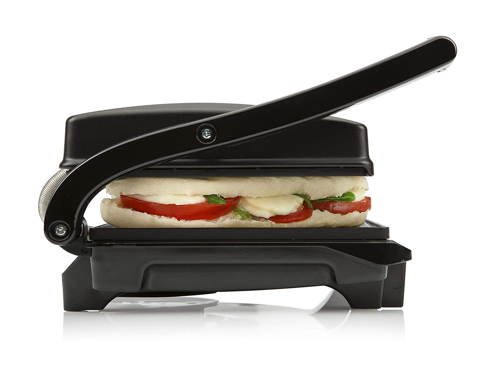 Schwarze Panini-Presse mit Sandwich, zeigt Brot, Tomate und Käse.