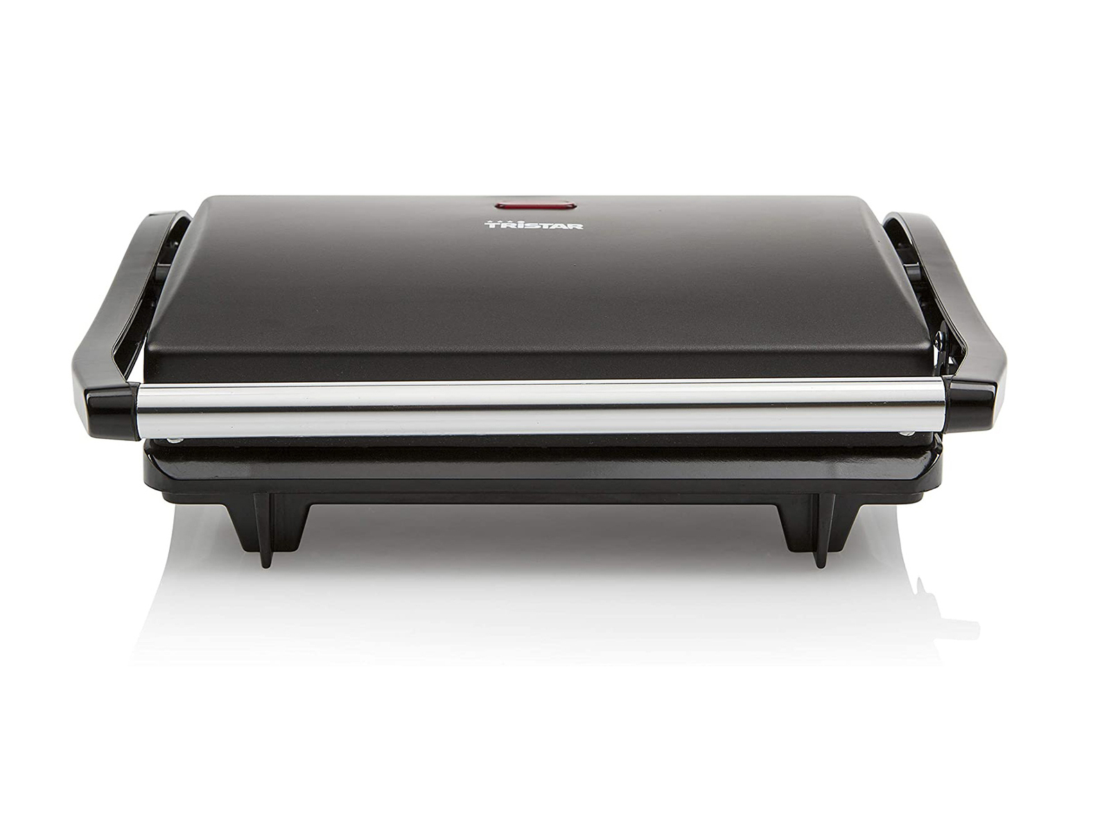 Schwarzer Sandwichmaker mit silbernen Details, einsatzbereit.