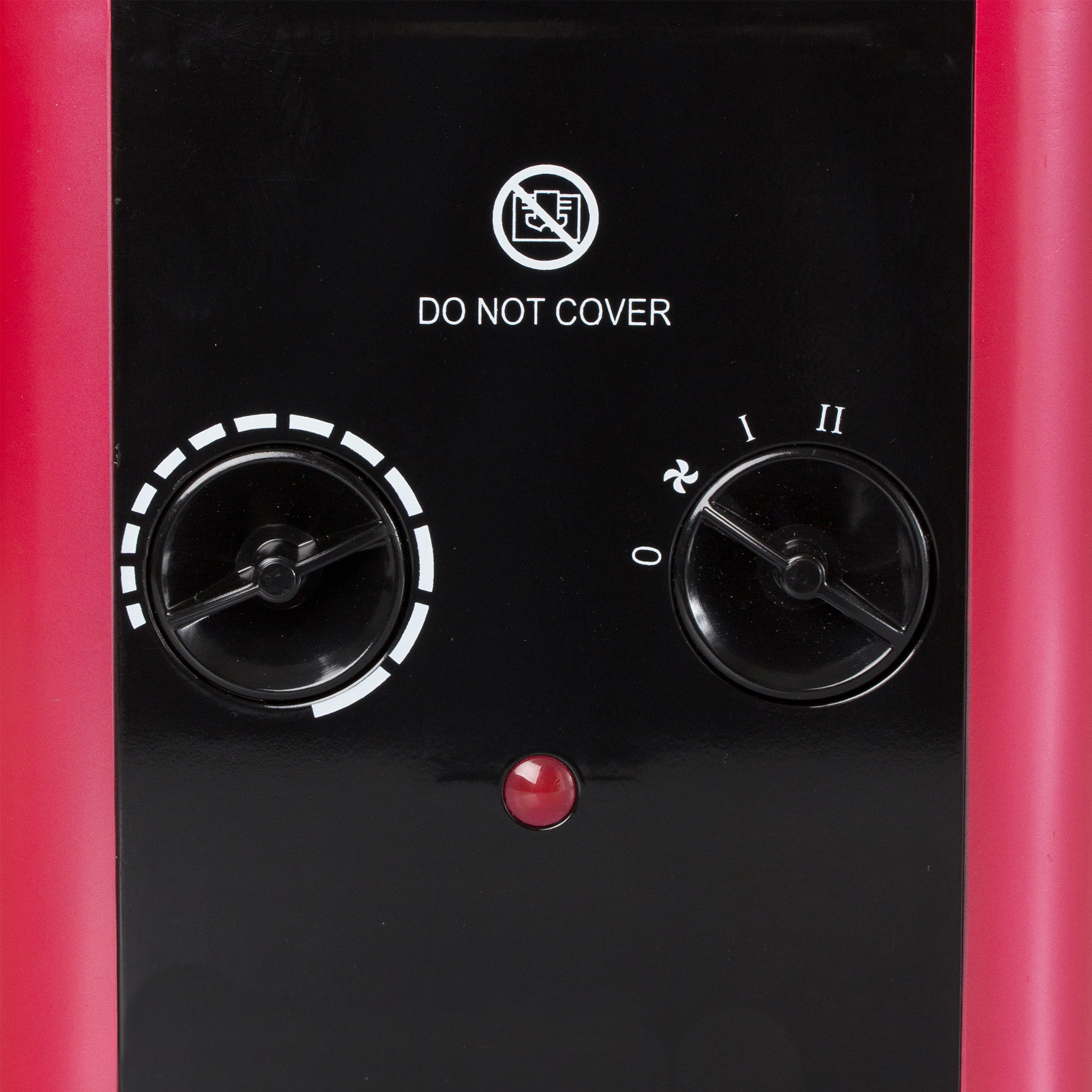 Ein rot-schwarzes Bedienfeld. Es steht: DO NOT COVER, und hat Drehregler und ein rotes Licht.