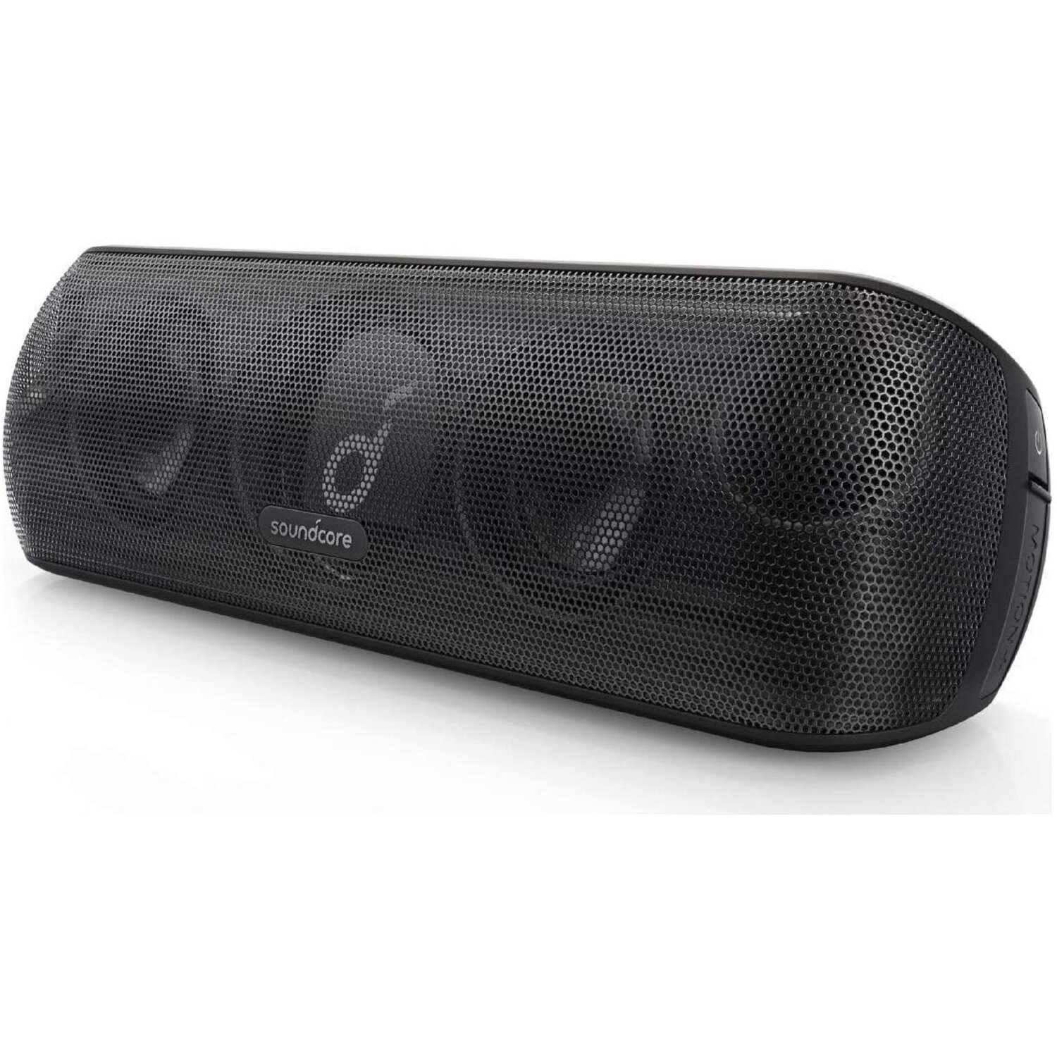 Siyah bir Soundcore hoparlör. Soundcore logolu bir ağ ön yüzü var. Hoparlör beyaz bir yüzeyde duruyor.