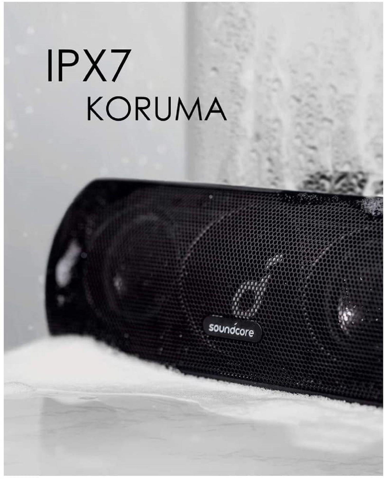 Siyah soundcore hoparlör kar üzerinde. IPX7 KORUMA metni görüntüleniyor.