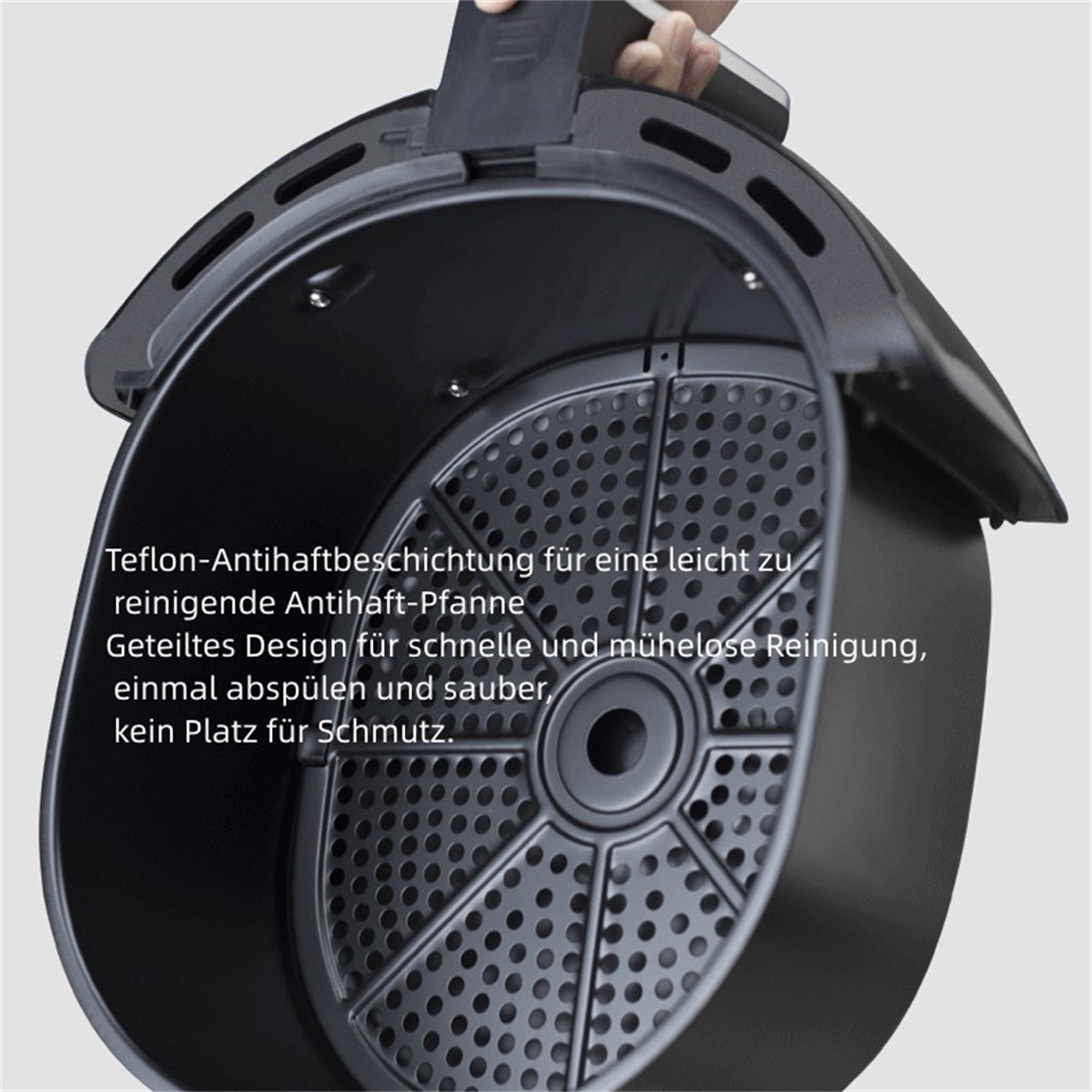 Innenansicht eines schwarzen Airfryer-Korbs. Text auf Deutsch beschreibt die Eigenschaften.