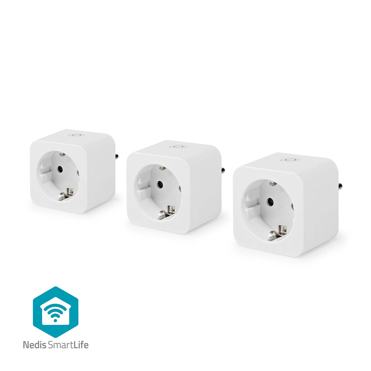 Drie witte slimme stekkers. Elk heeft een stopcontact en is kubusvormig. Het Nedis SmartLife-logo is zichtbaar.