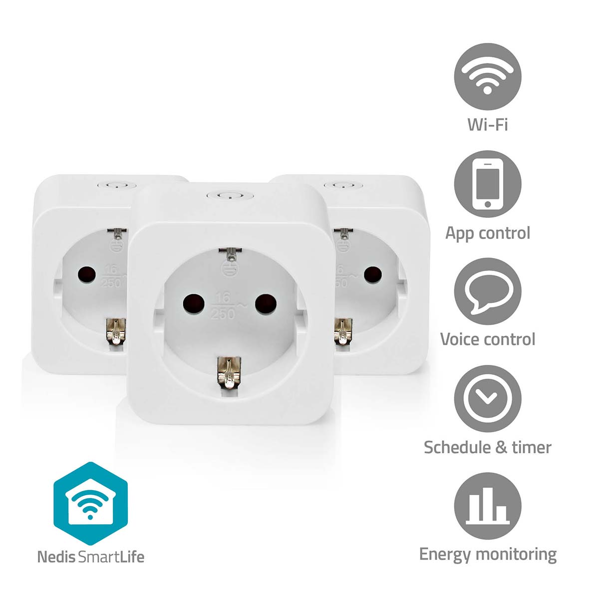 Drie witte slimme stekkers met stopcontacten en pictogrammen voor Wi-Fi, app-bediening en meer.