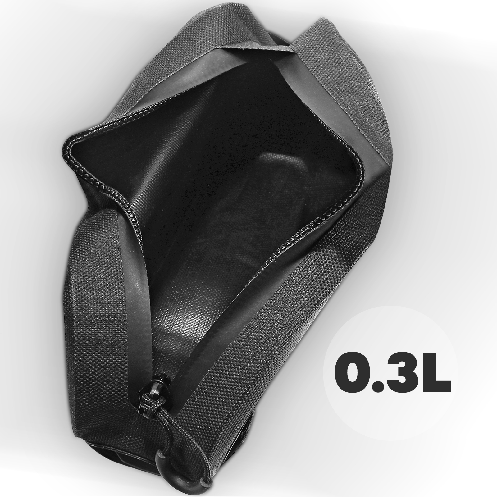 Sac noir avec dessus ouvert, texte 0.3L à droite.