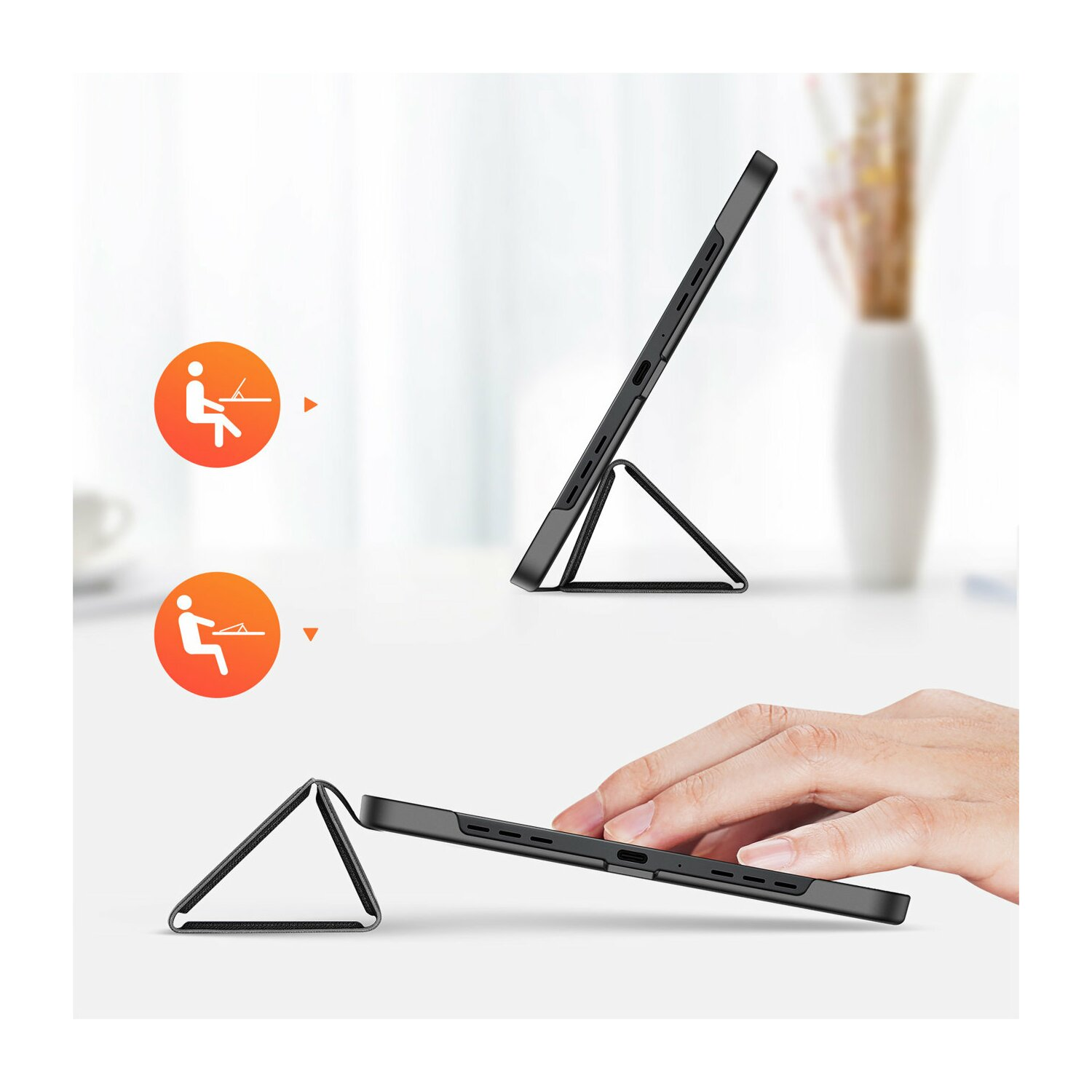 Schwarzes Tablet in einer Hülle, aufgestellt durch einen Ständer. Die Hülle ist offen, eine Hand berührt es.