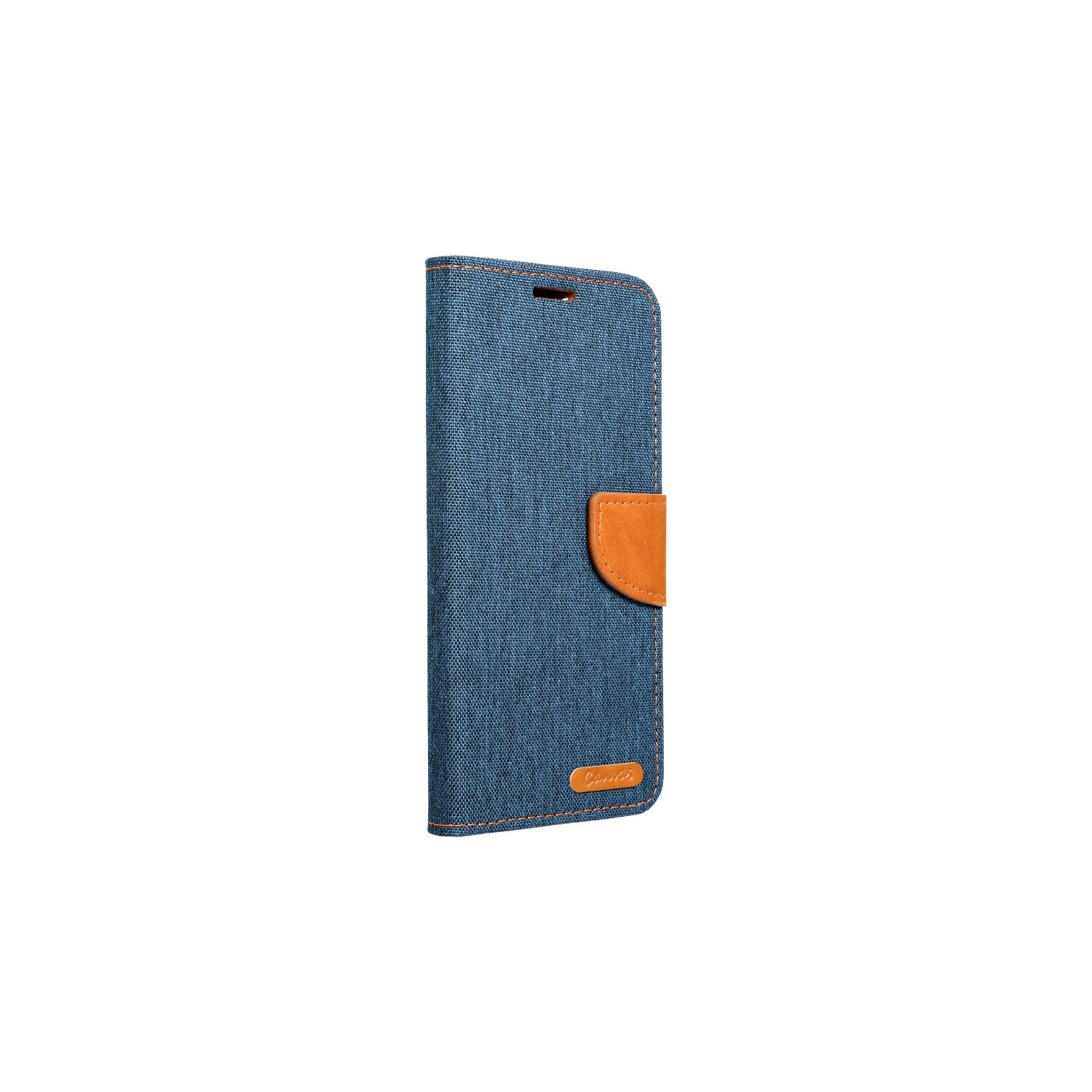 Una custodia per telefono in denim blu con chiusura in pelle marrone, su sfondo bianco.