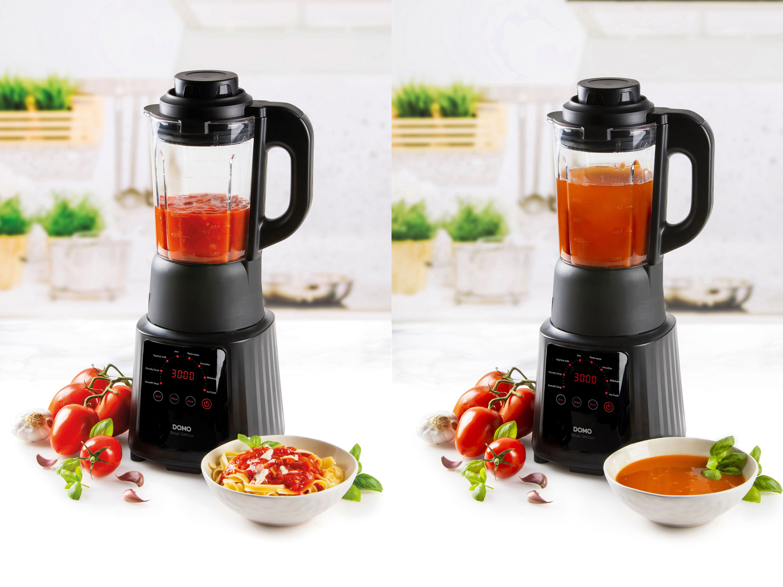 Ein Mixer mit Glasbehälter, der Tomatensauce mixt, sowie eine Schüssel Pasta und eine Schüssel Suppe.