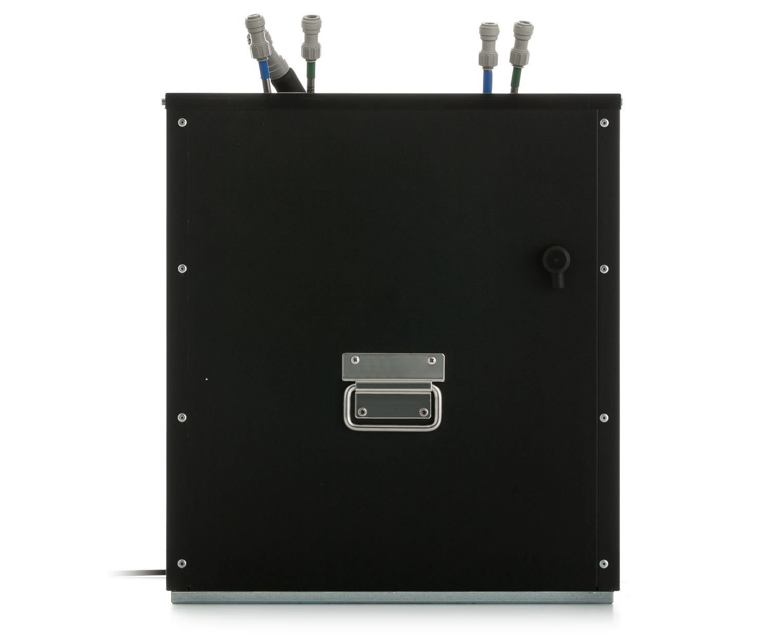 Rückseite eines schwarzen elektronischen Geräts mit Anschlüssen und Griff. Weißer Hintergrund.