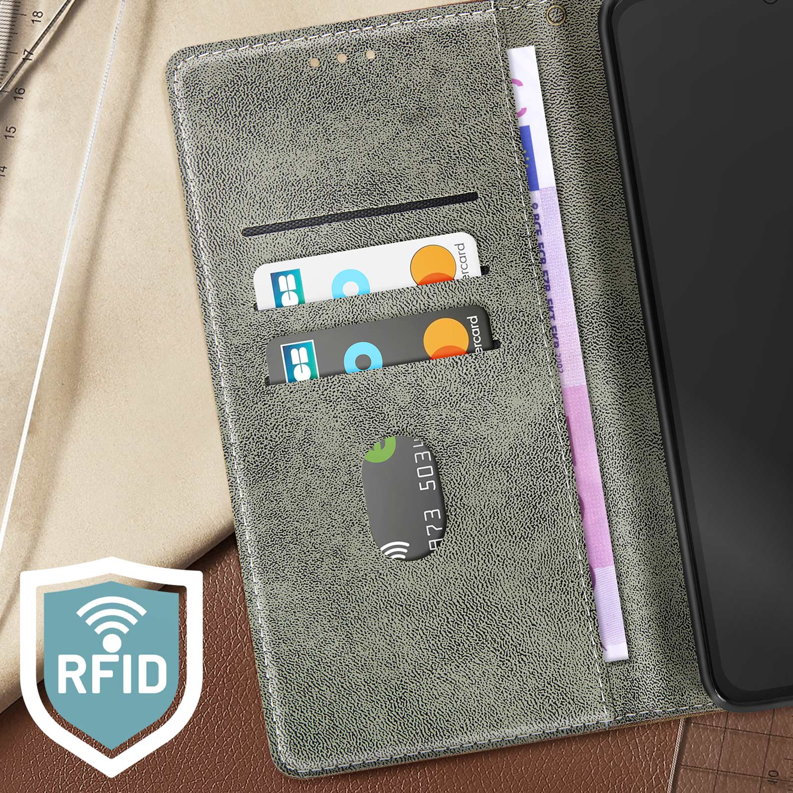 Portafoglio in pelle con carte di credito. Protezione RFID. Sfondo bianco.