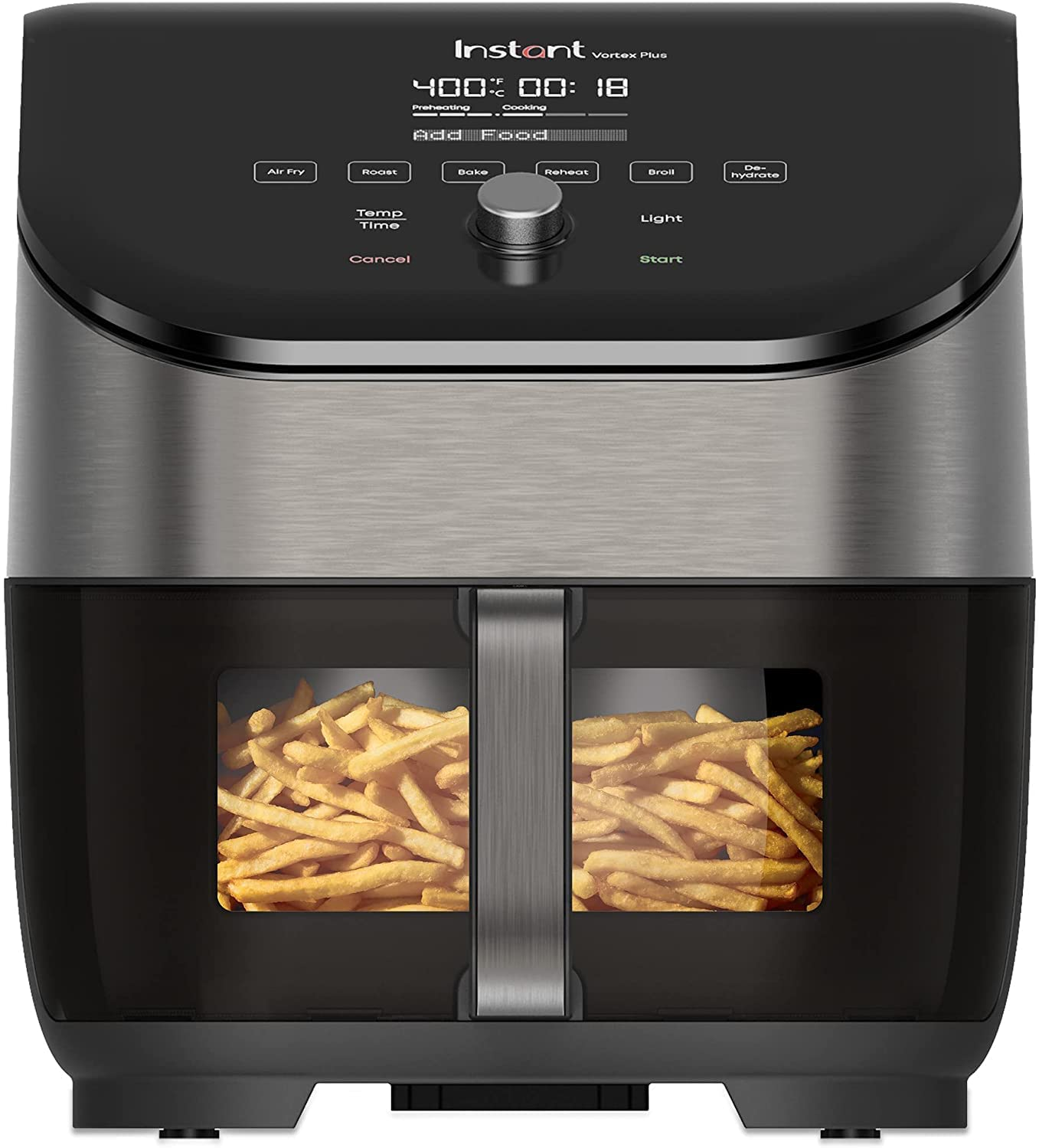 Schwarze und silberne Heißluftfritteuse mit Pommes Frites. Digitalanzeige und Bedienfeld. Weißer Hintergrund.