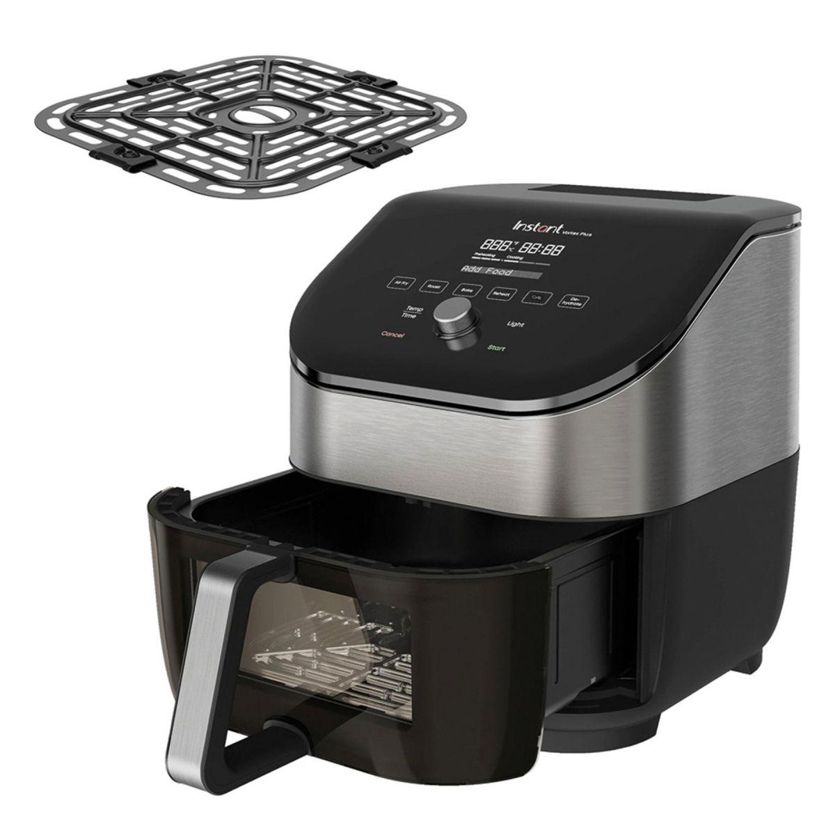 Schwarzer und silberner Airfryer mit herausnehmbarem Korb und Kochtablett. Oben befindet sich ein digitales Display und ein Drehregler.