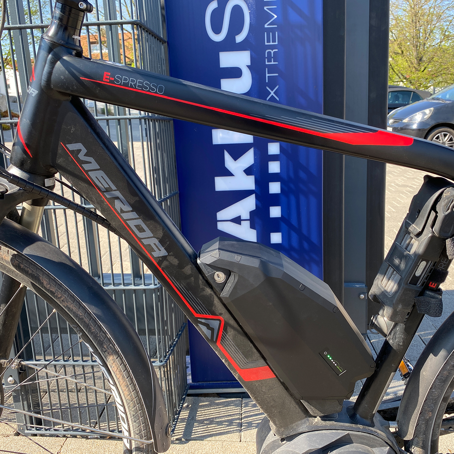 Nahaufnahme eines schwarzen Merida Elektrofahrradrahmens mit roter Verkleidung und schwarzem Akku.