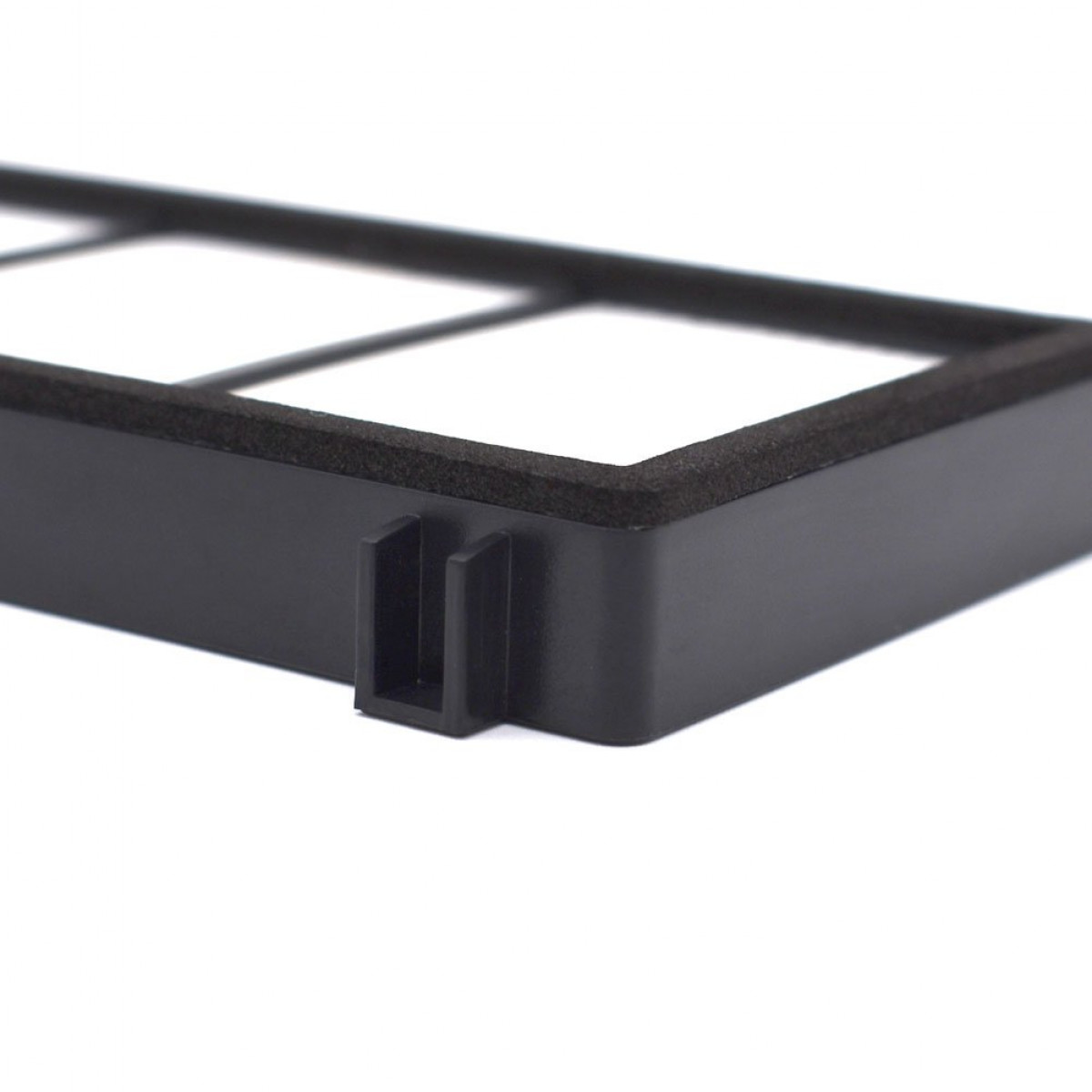 Zbliżenie czarnej ramy filtra powietrza o prostokątnym kształcie i paskiem pianki wokół krawędzi.