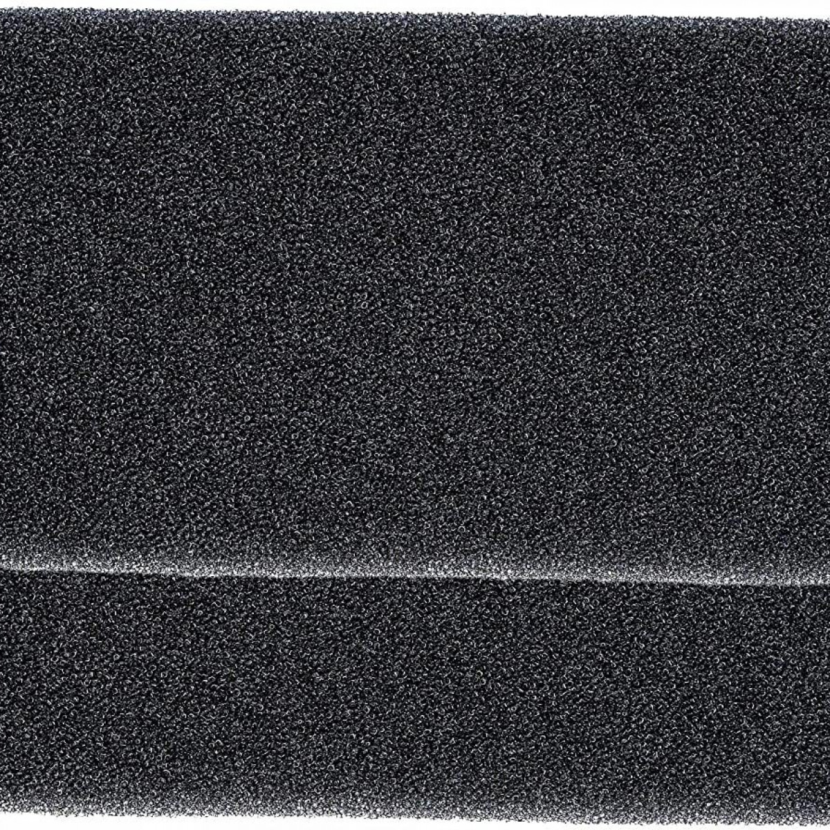 Zwei Stücke schwarzer Schaumstoff.