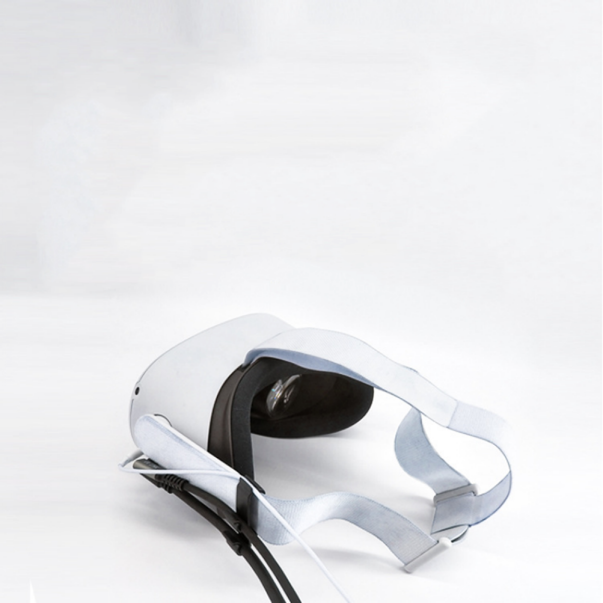 VR-Headset auf weißem Hintergrund. Das Headset ist weiß mit schwarzen Akzenten und Riemen.
