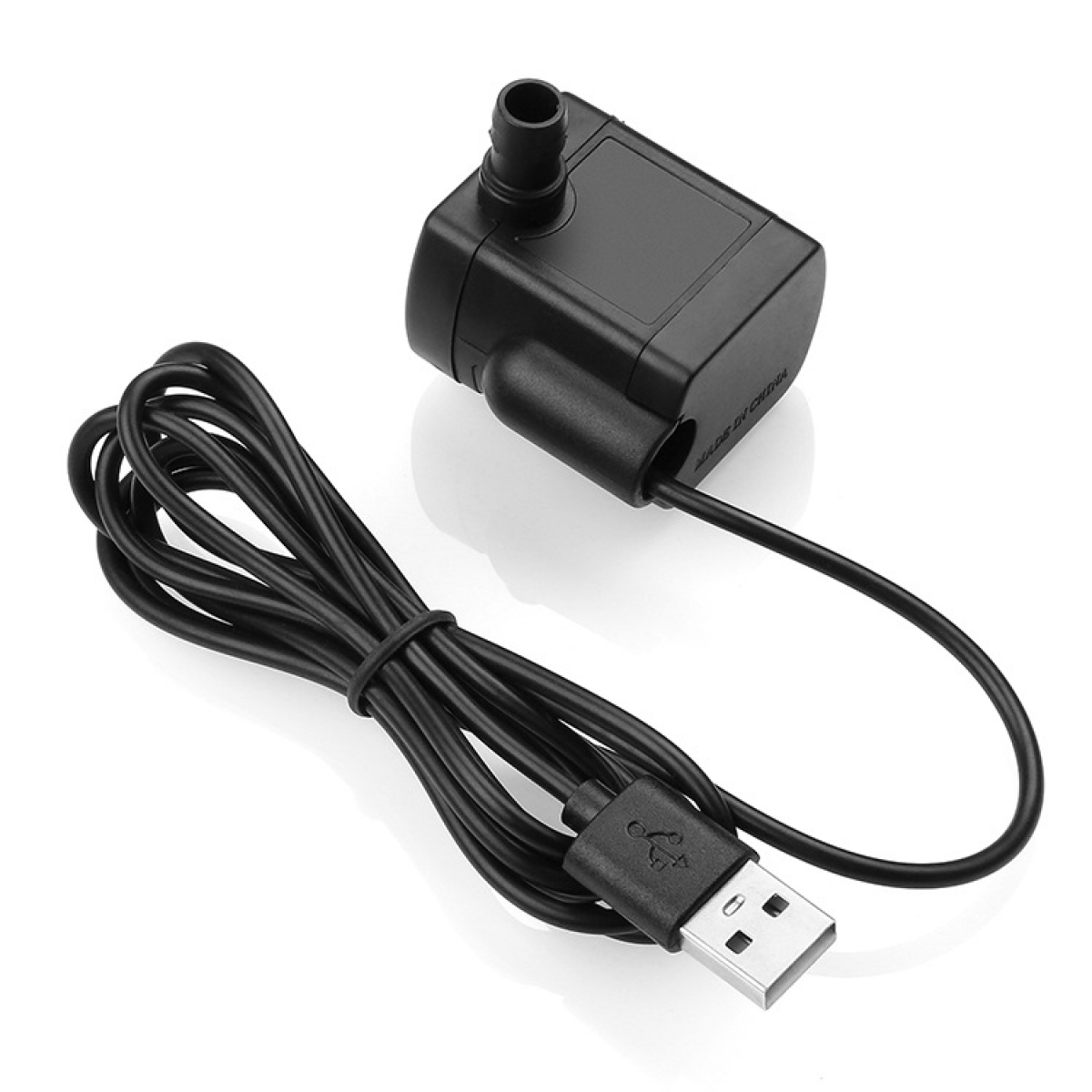 Schwarze Tauchpumpe und USB-Kabel auf weißem Hintergrund. Das Kabel ist aufgerollt.
