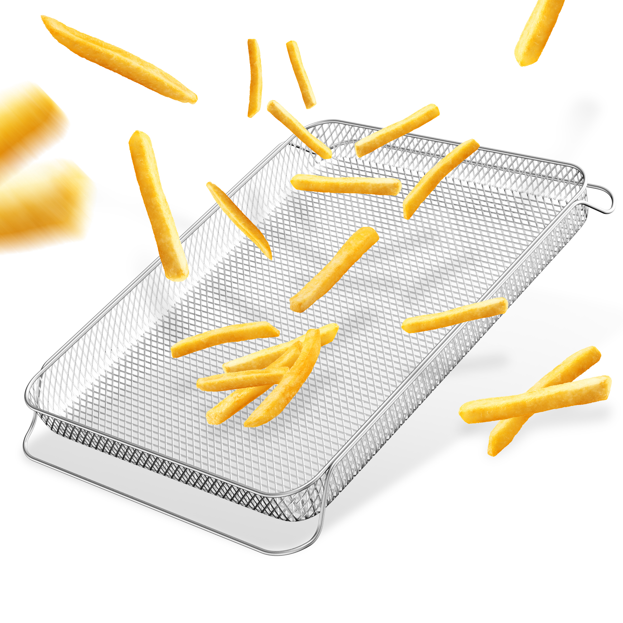 Pommes frites fallen in einen silbernen Metallkorb, mit einigen Pommes darum herum.