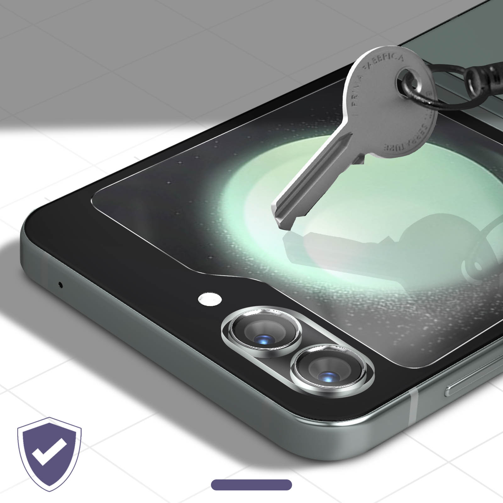 Smartphone con protezione schermo e chiave. Lo schermo mostra lenti della fotocamera, con icona scudo.