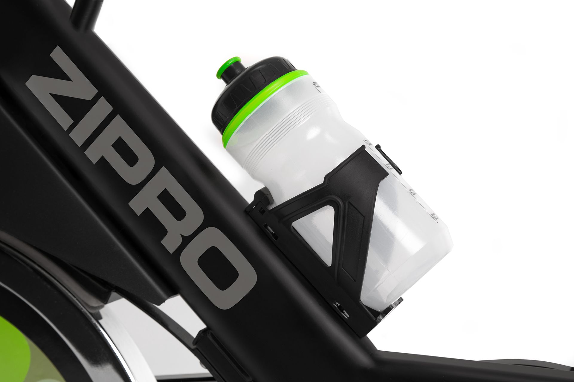 Eine Wasserflasche in einem schwarzen Halter, montiert auf einem Zippro-Heimtrainer.