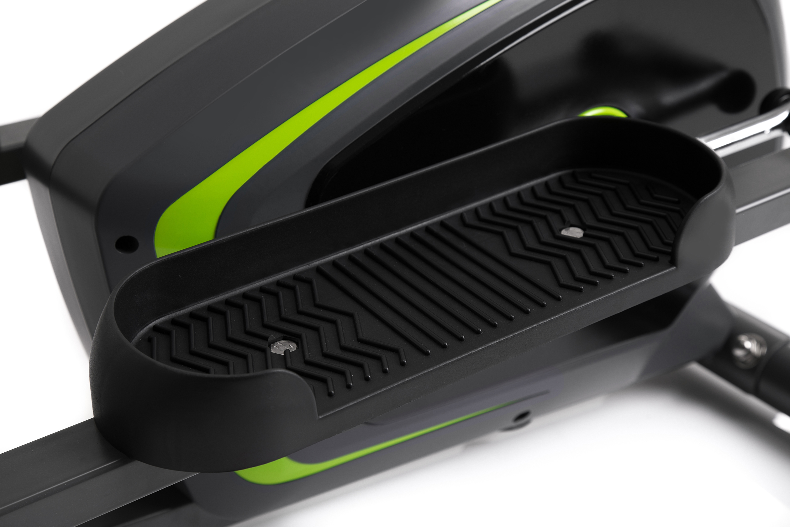 Primer plano del reposapiés de una máquina elíptica. Reposapiés negro con un acento verde.