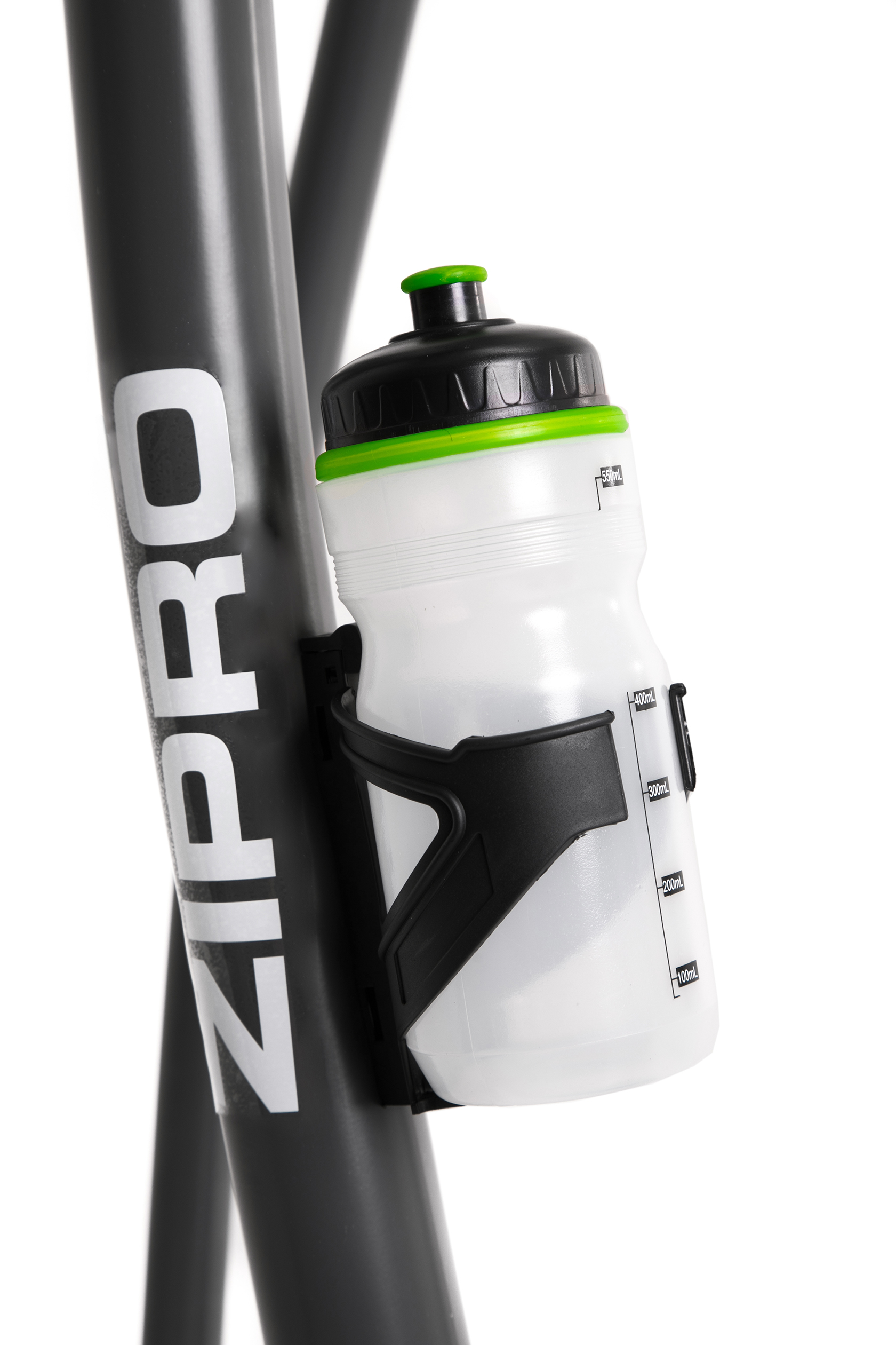 Una botella de agua en un soporte negro adjunto a un cuadro de bicicleta negro.