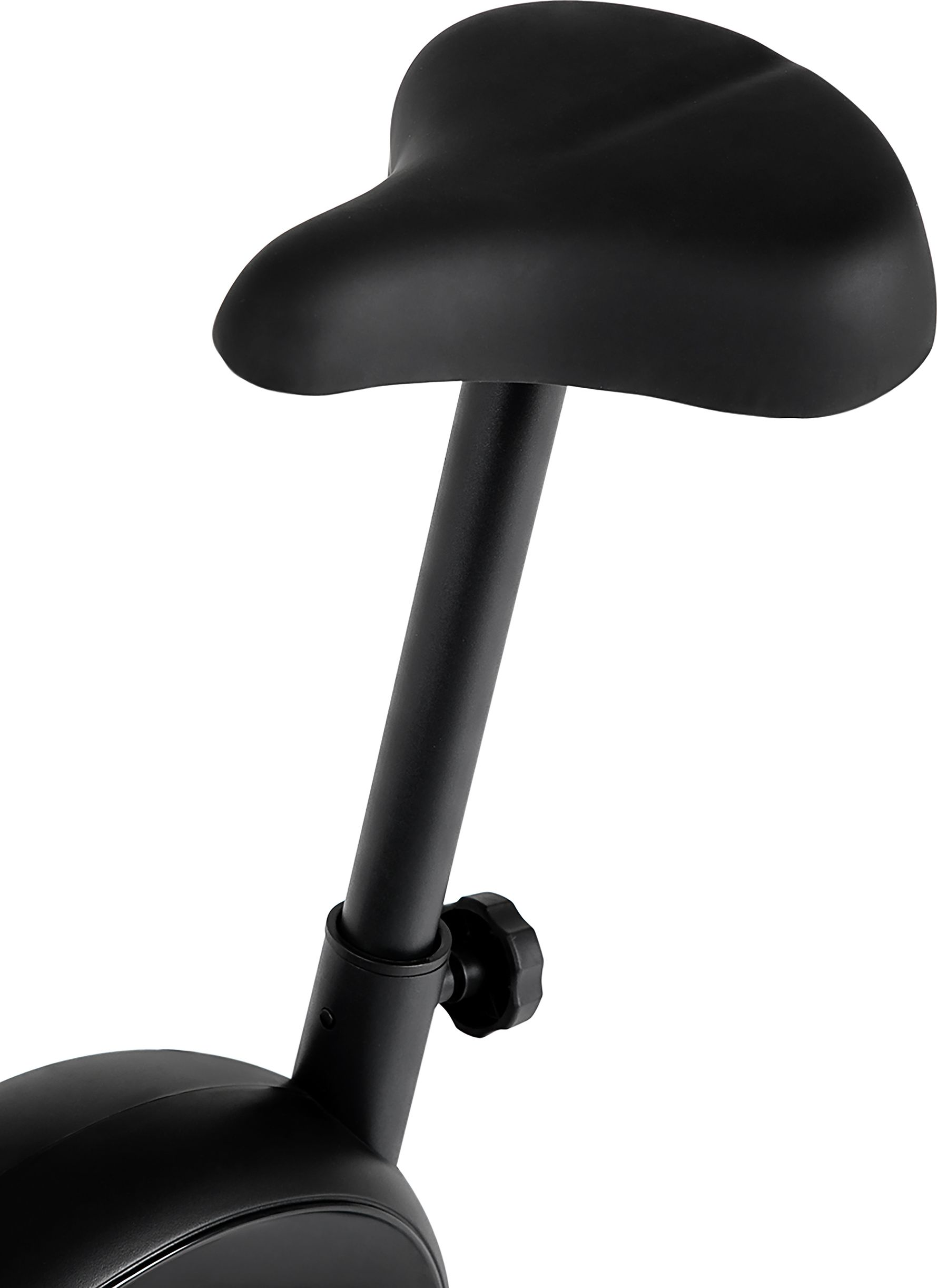 Schwarzer Fahrradsattel und Sattelstütze. Am Sockel befindet sich ein schwarzer Knopf. Weißer Hintergrund.