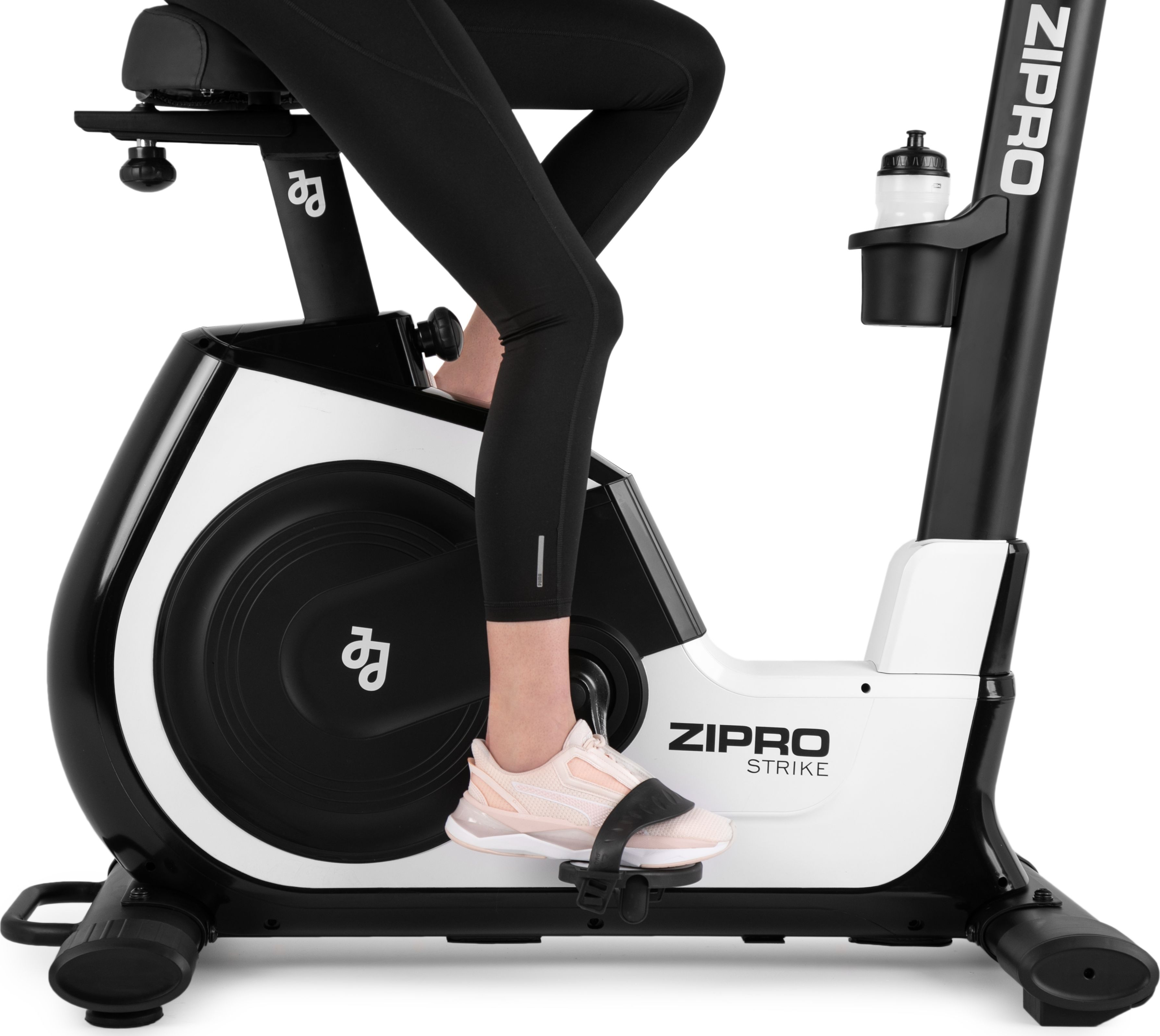 Eine Person fährt auf einem Heimtrainer. Auf der rechten Seite des Fahrrads befindet sich ein Flaschenhalter.