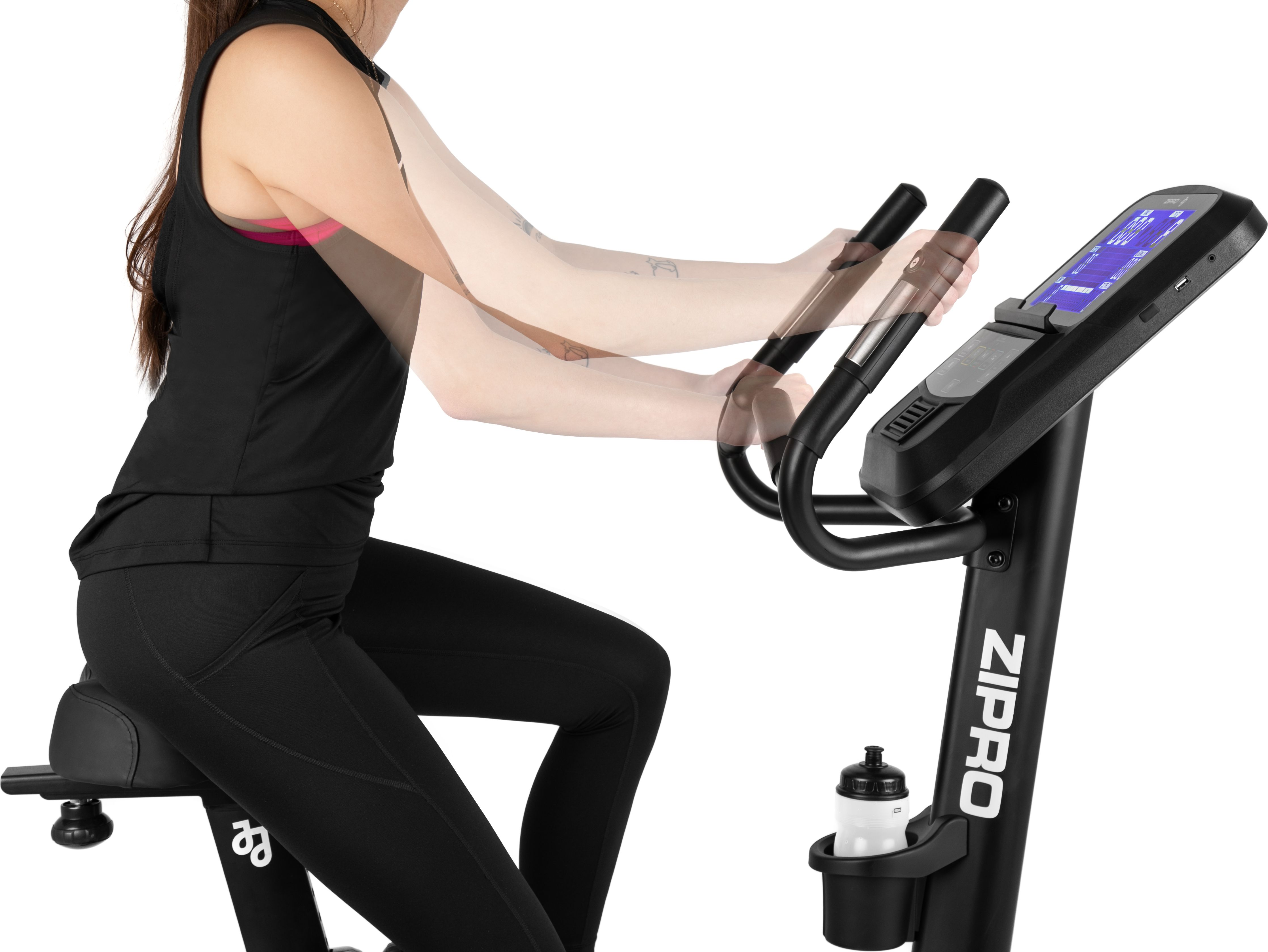 Frau auf einem Heimtrainer. Sie trägt schwarze Sportkleidung und hält die Griffe.