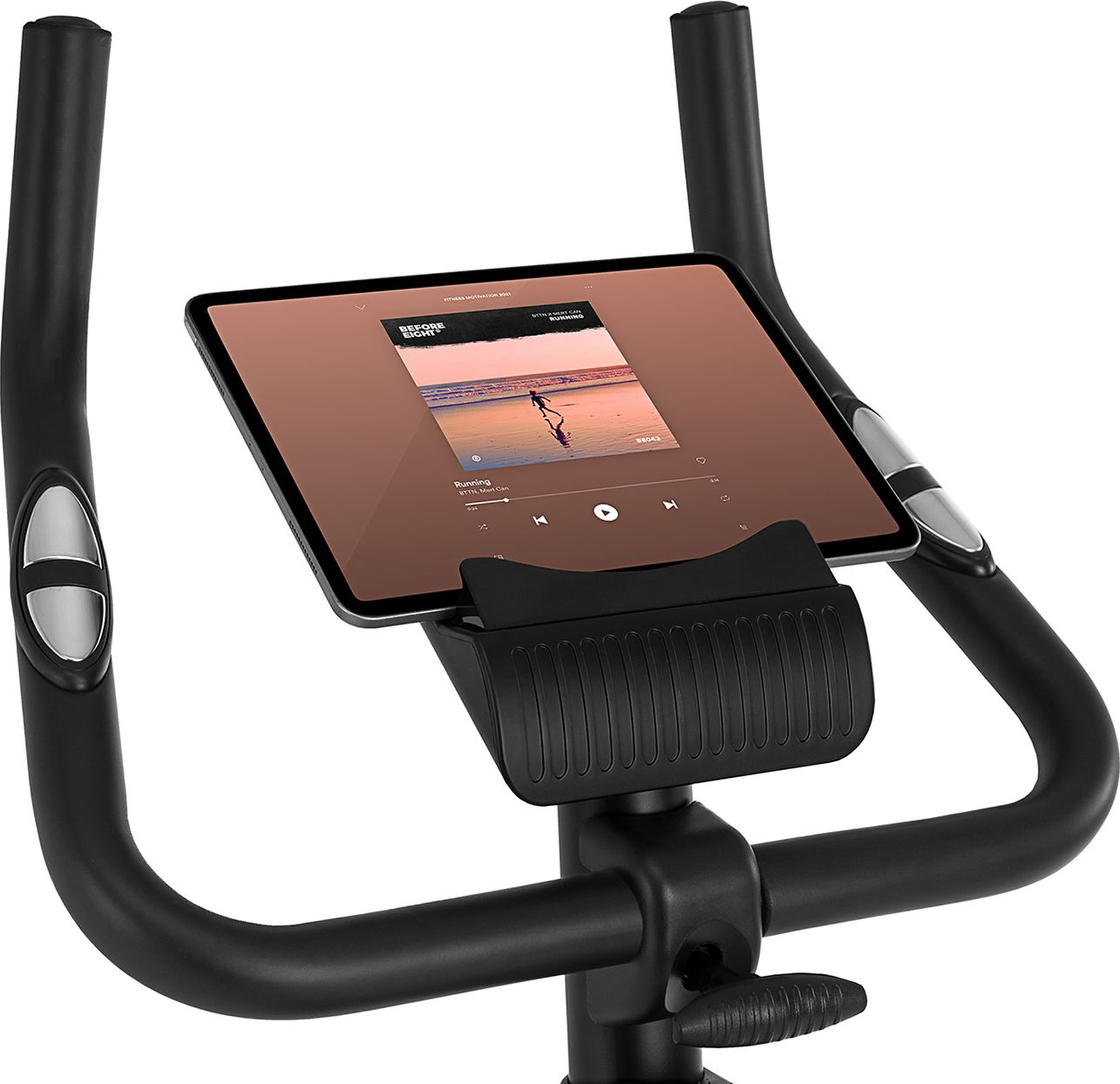 Nahaufnahme von Heimtrainer-Lenkern mit einem Tablet, das Musik zeigt.