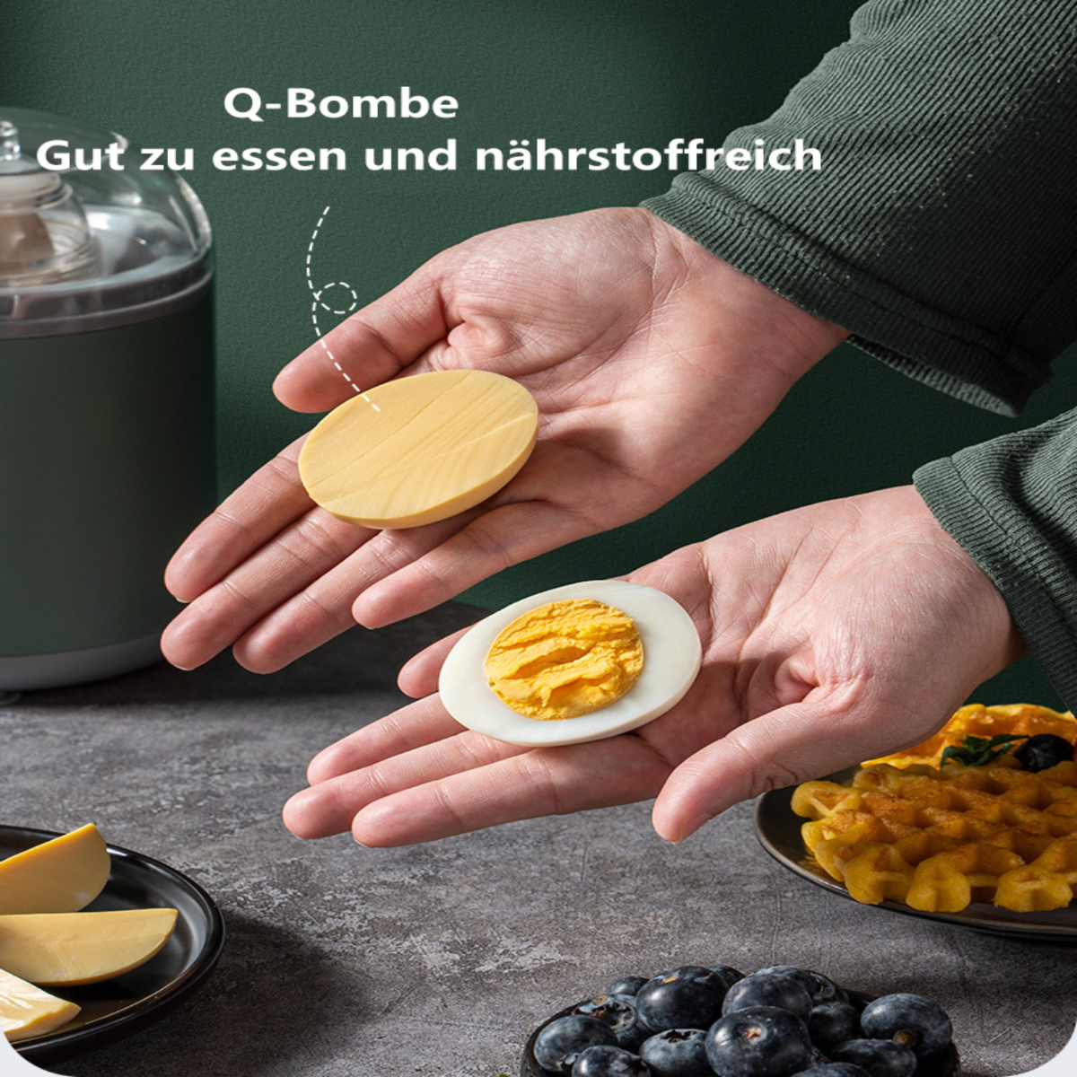 Hände halten ein gekochtes Ei und ein geschnittenes Ei. Teller mit Blaubeeren und Waffeln.