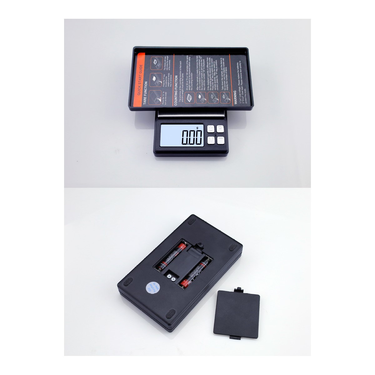 Czarna waga z wyświetlaczem cyfrowym, a baterie znajdują się w otwartej komorze.