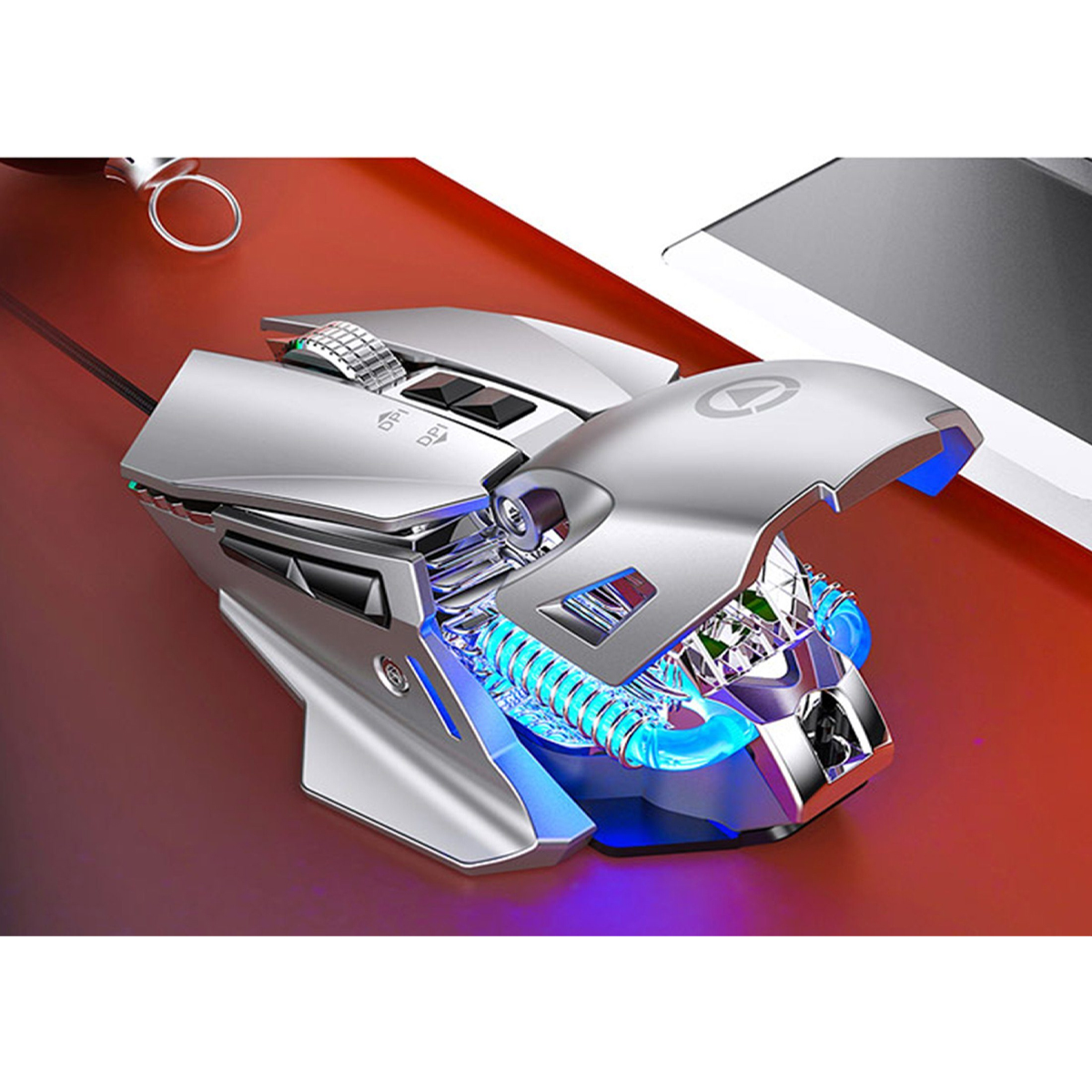 Srebrna mysz gamingowa z niebieskim podświetleniem i przyciskami na czerwonej powierzchni.