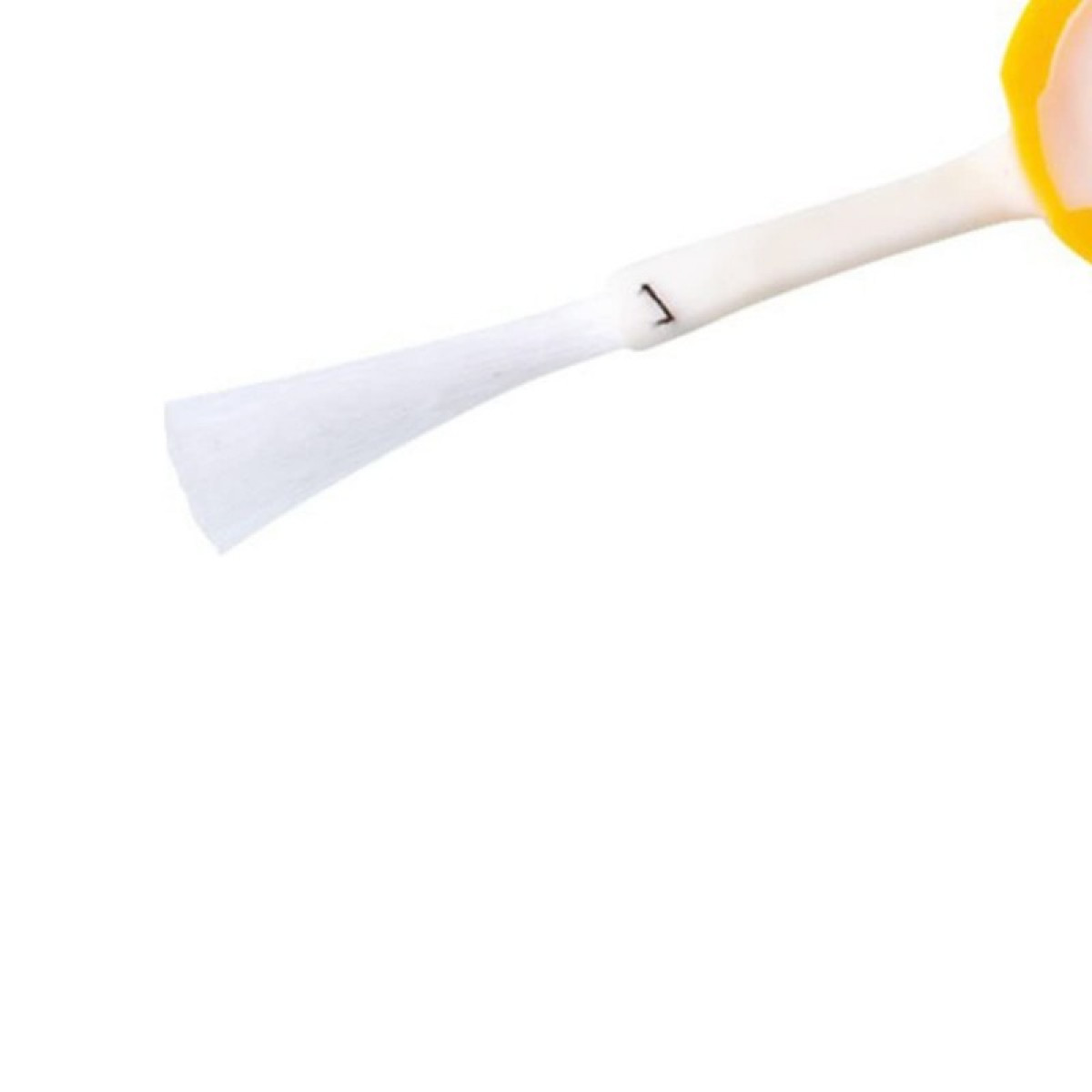 Zbliżenie białego pędzelka do lakieru do paznokci. Na pędzelku widnieje cyfra 1.