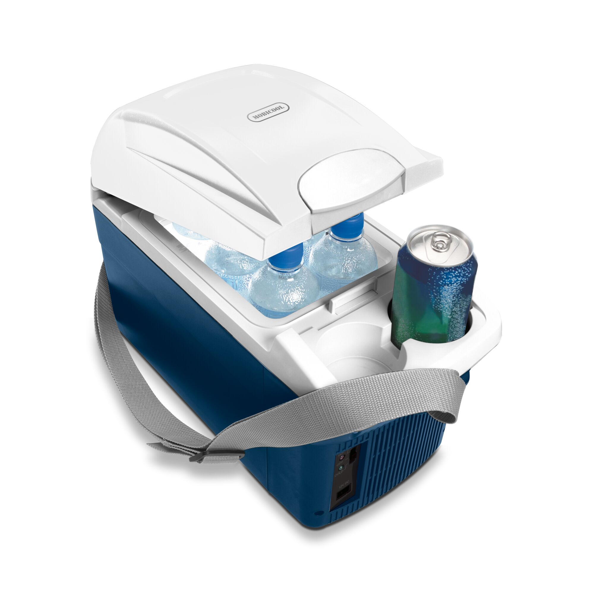 Chłodziarka z butelkami i puszką, z paskiem, na białym tle.