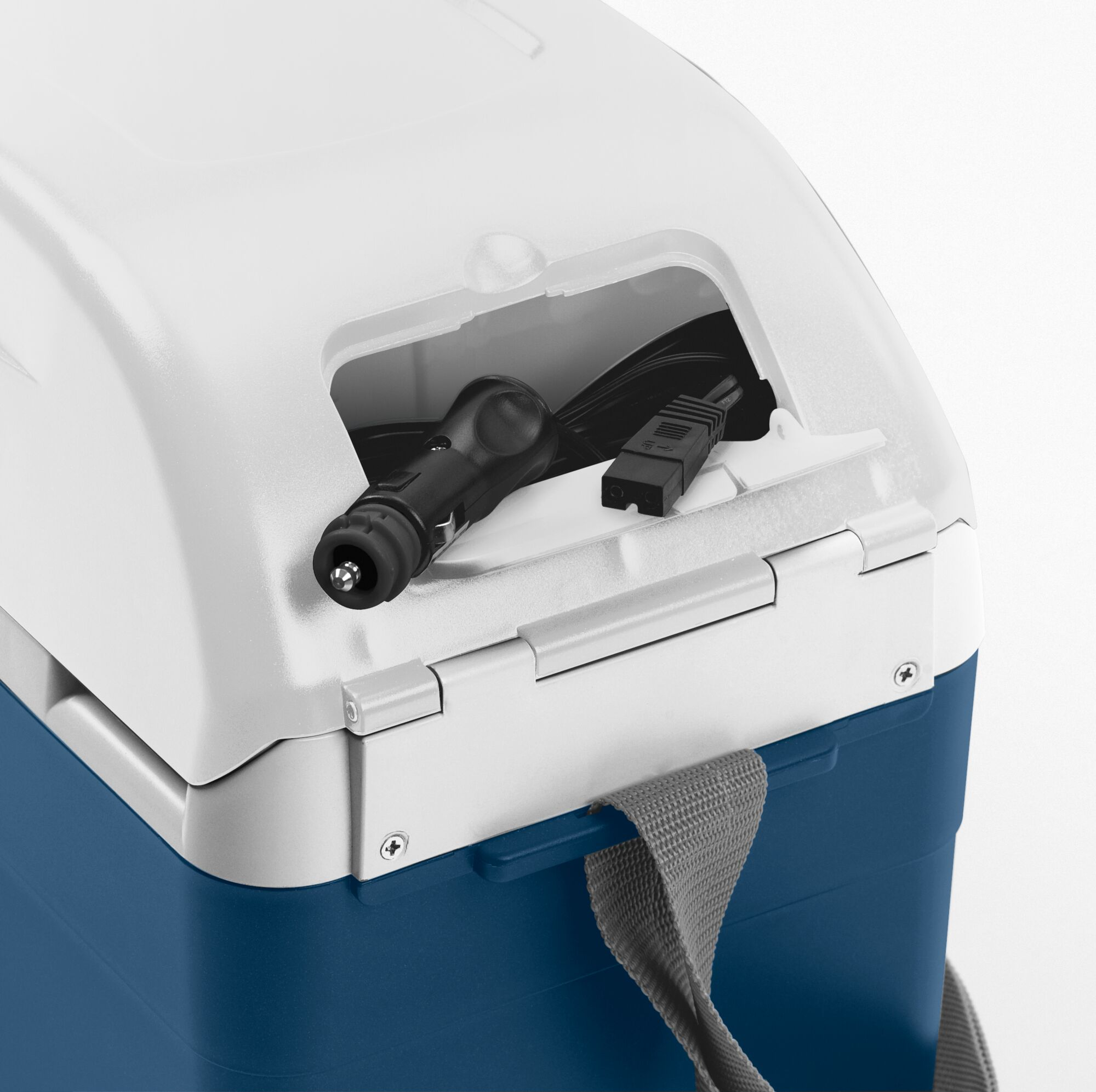 Zbliżenie na chłodziarkę z otwartą górą. Widoczny adapter samochodowy i kabel.