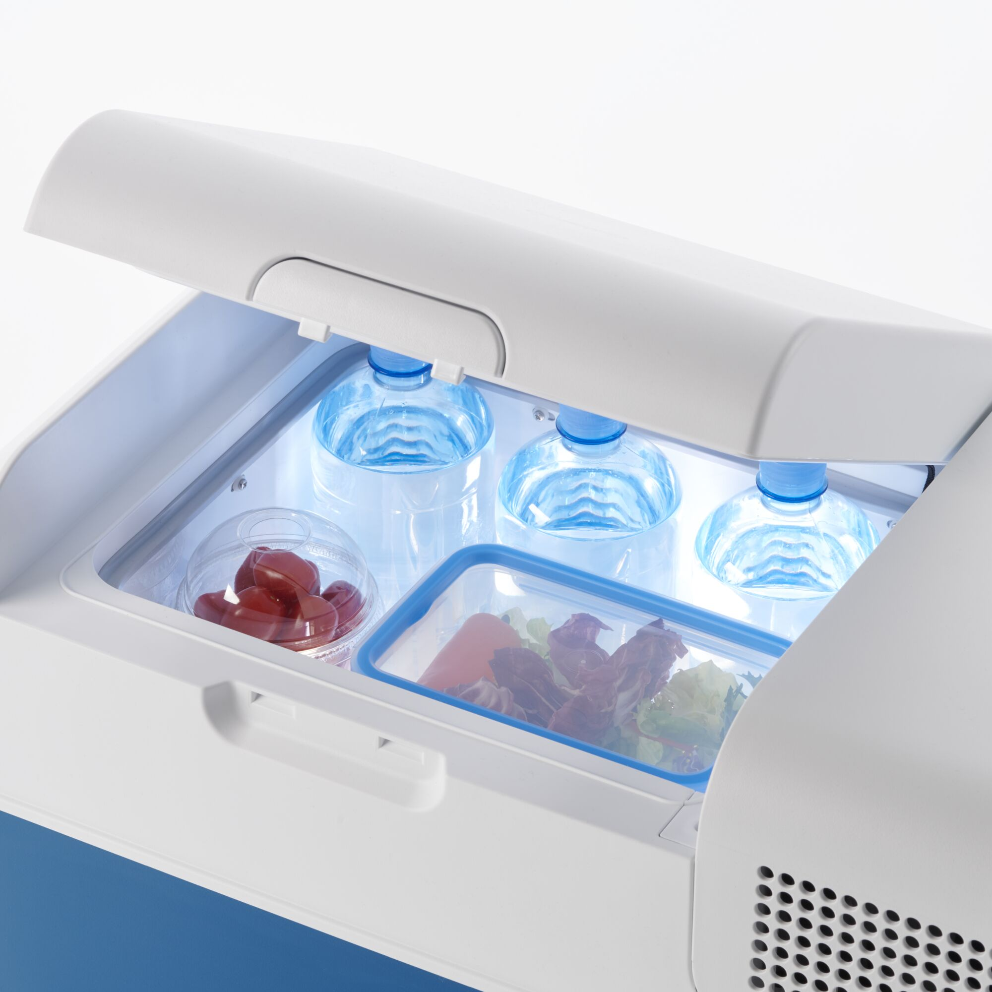 Otwarta lodówka z butelkami wody, pojemnikami na żywność i lodem, białe tło.