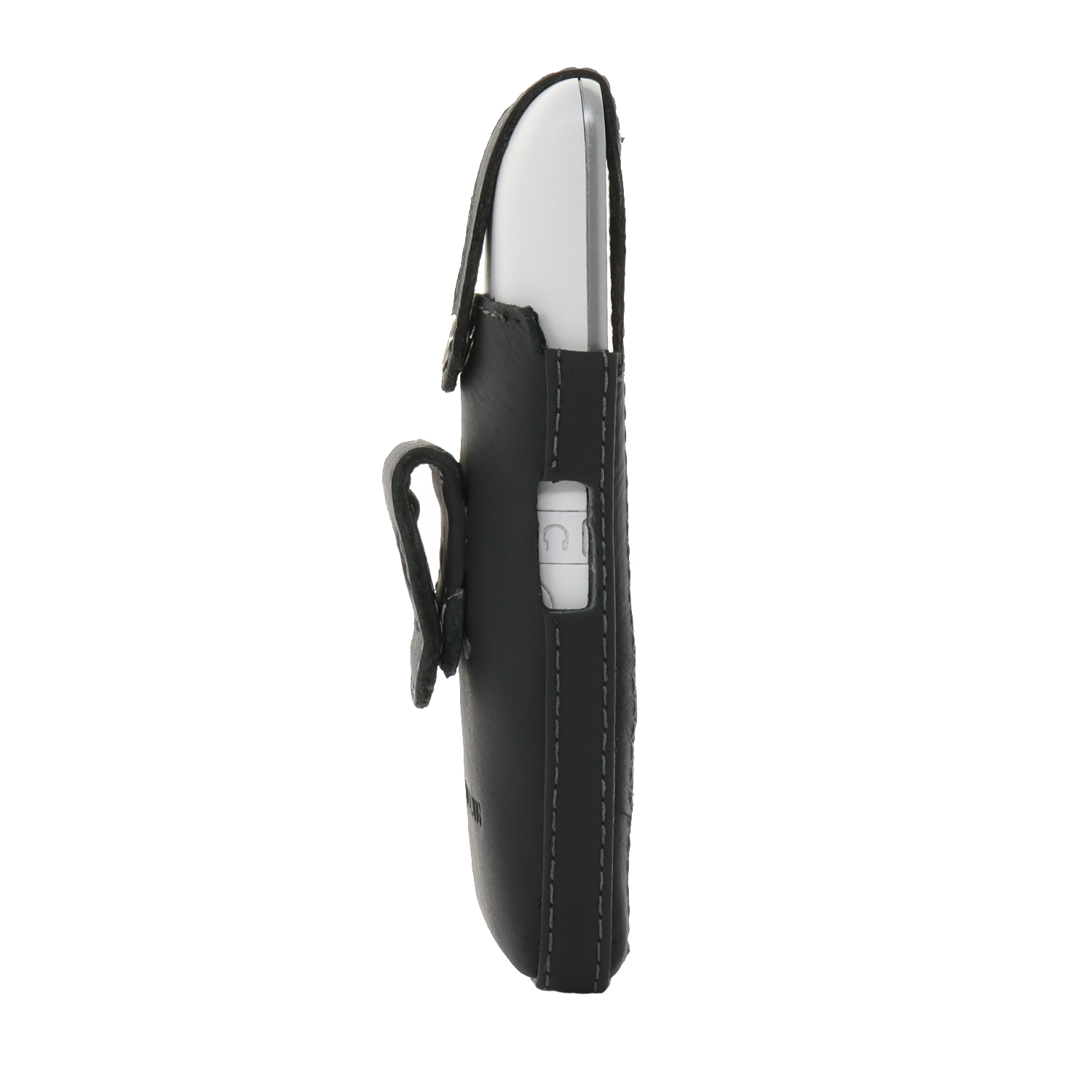 Eine schwarze Leder-Handyhülle mit Clip. Seitenansicht mit weißem Telefon, Kopfhöreranschluss sichtbar.