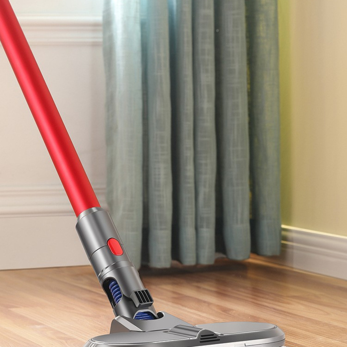 Czerwony i srebrny odkurzacz bezprzewodowy na drewnianej podłodze. Niebieskie zasłony i ściana w tle.