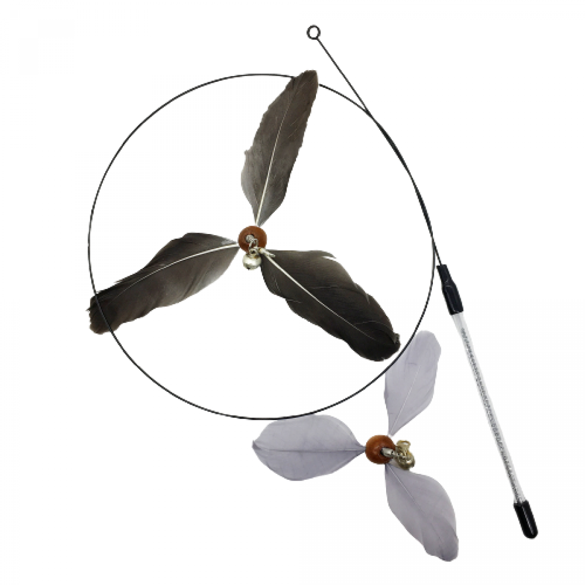 Juguete para gatos con plumas y varita. El juguete tiene plumas marrones y grises.