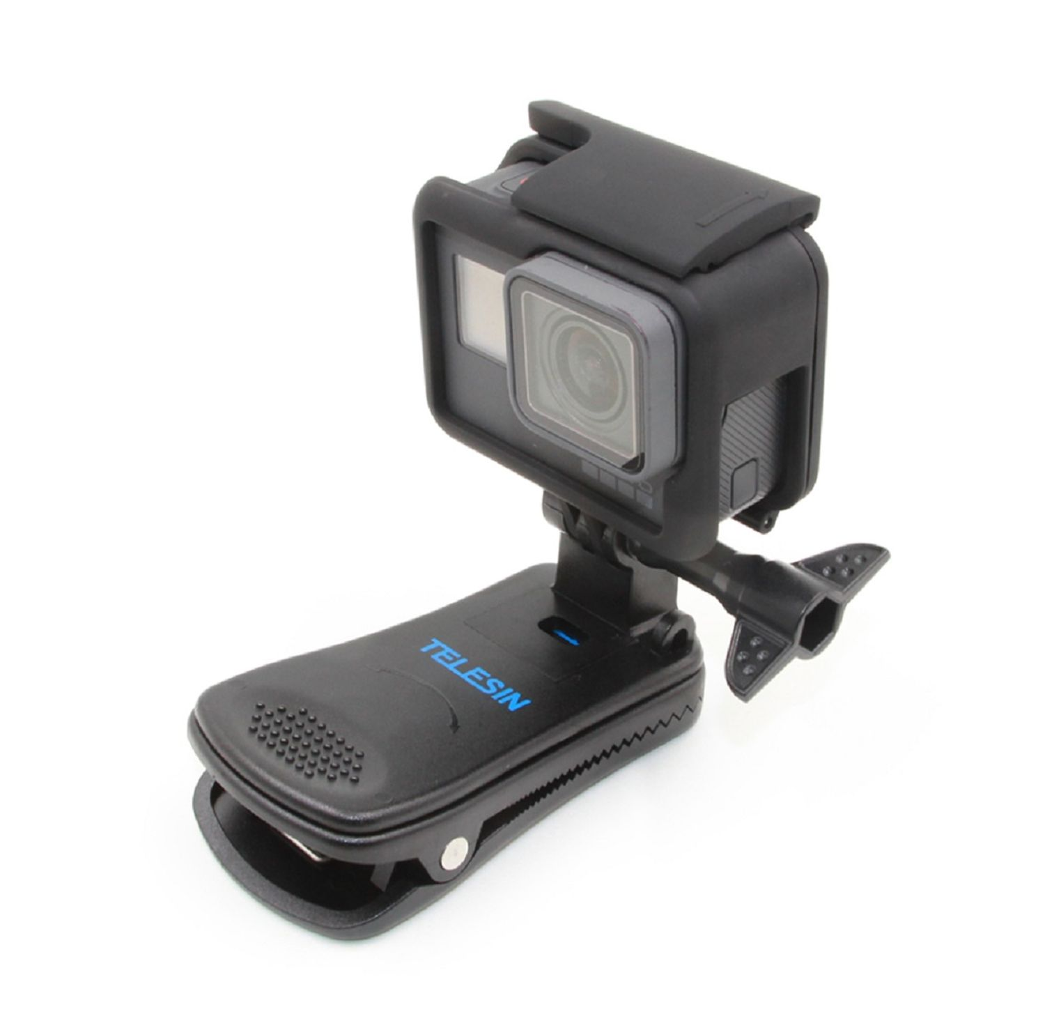 Una action cam nera in una clip, attaccata a un supporto a clip nero su sfondo bianco.